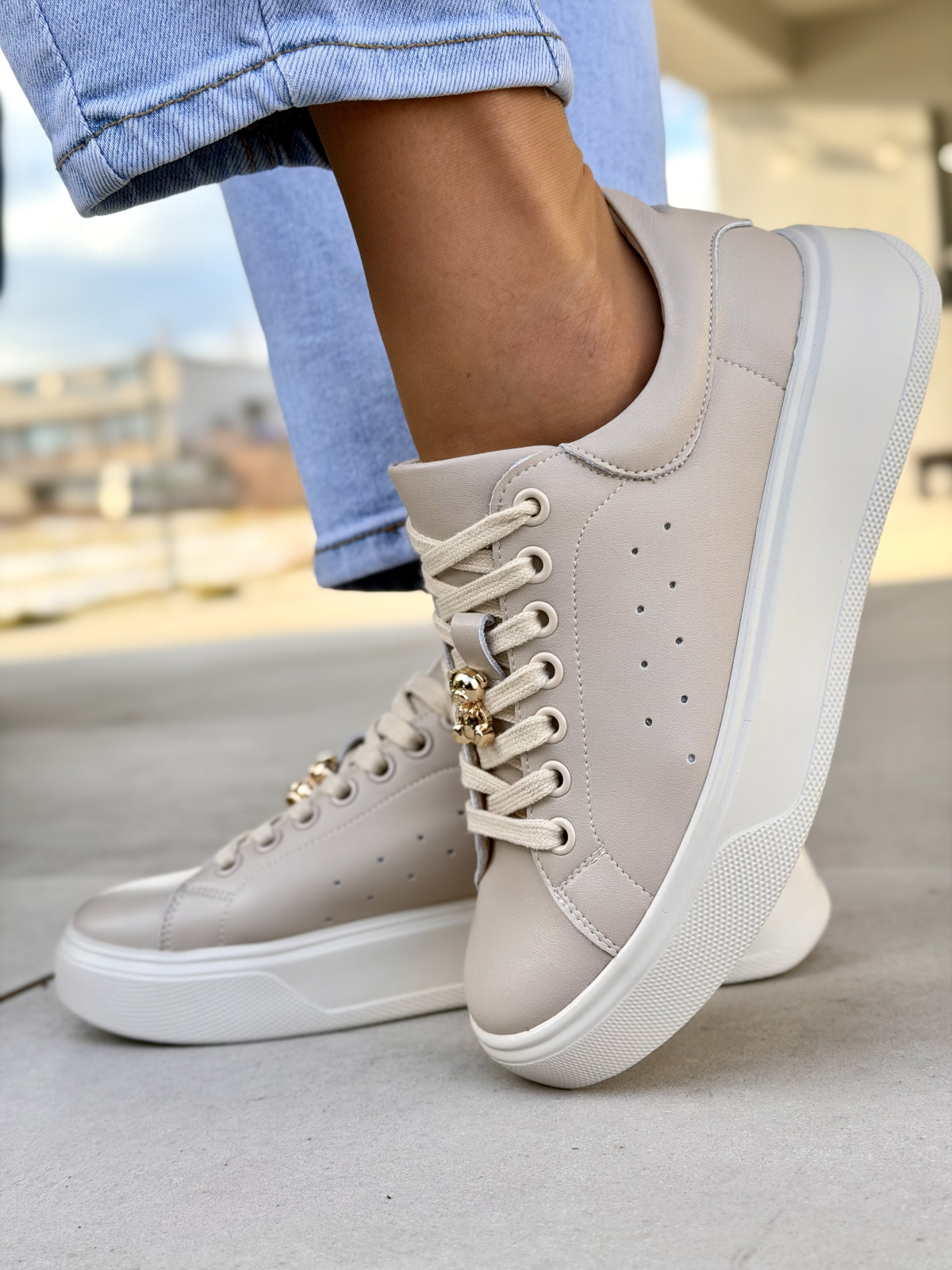 Beżowe sneakersy damskie skórzane na platformie casual