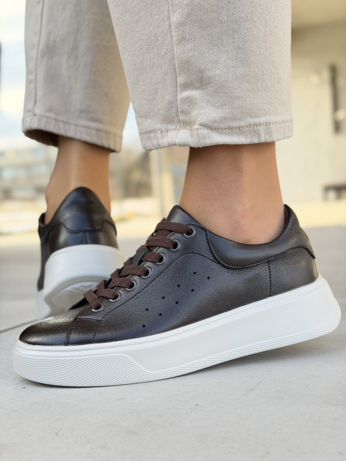 Ciemnobrązowe sneakersy skórzane na platformie casual