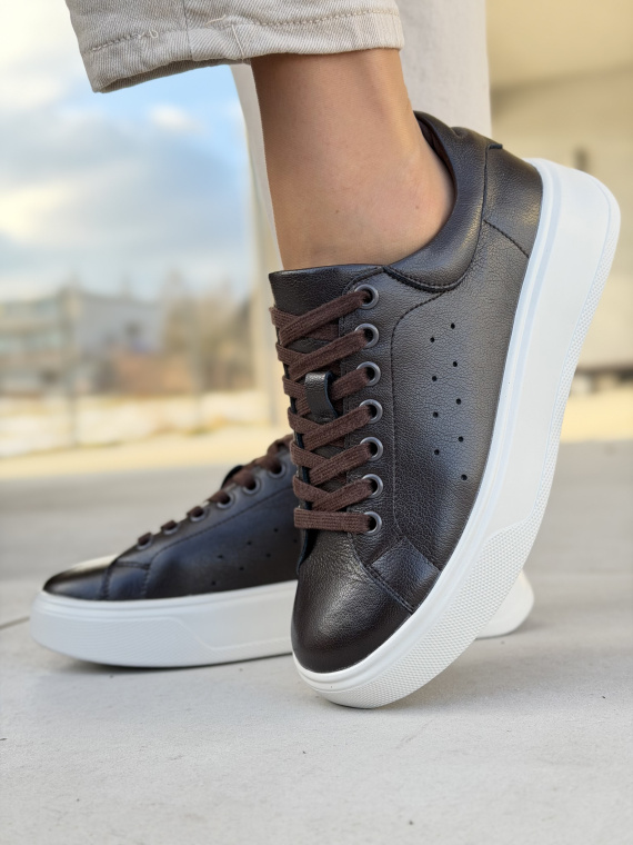 Ciemnobrązowe sneakersy skórzane na platformie casual
