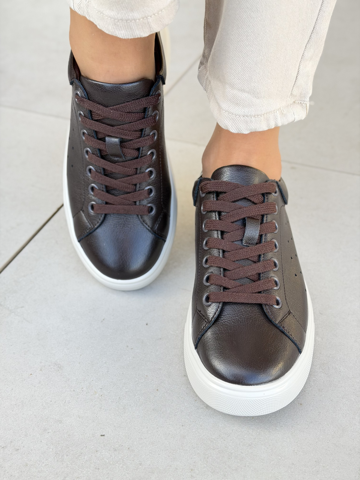 Ciemnobrązowe sneakersy skórzane na platformie casual