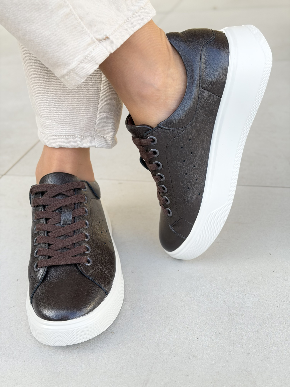 Ciemnobrązowe sneakersy skórzane na platformie casual