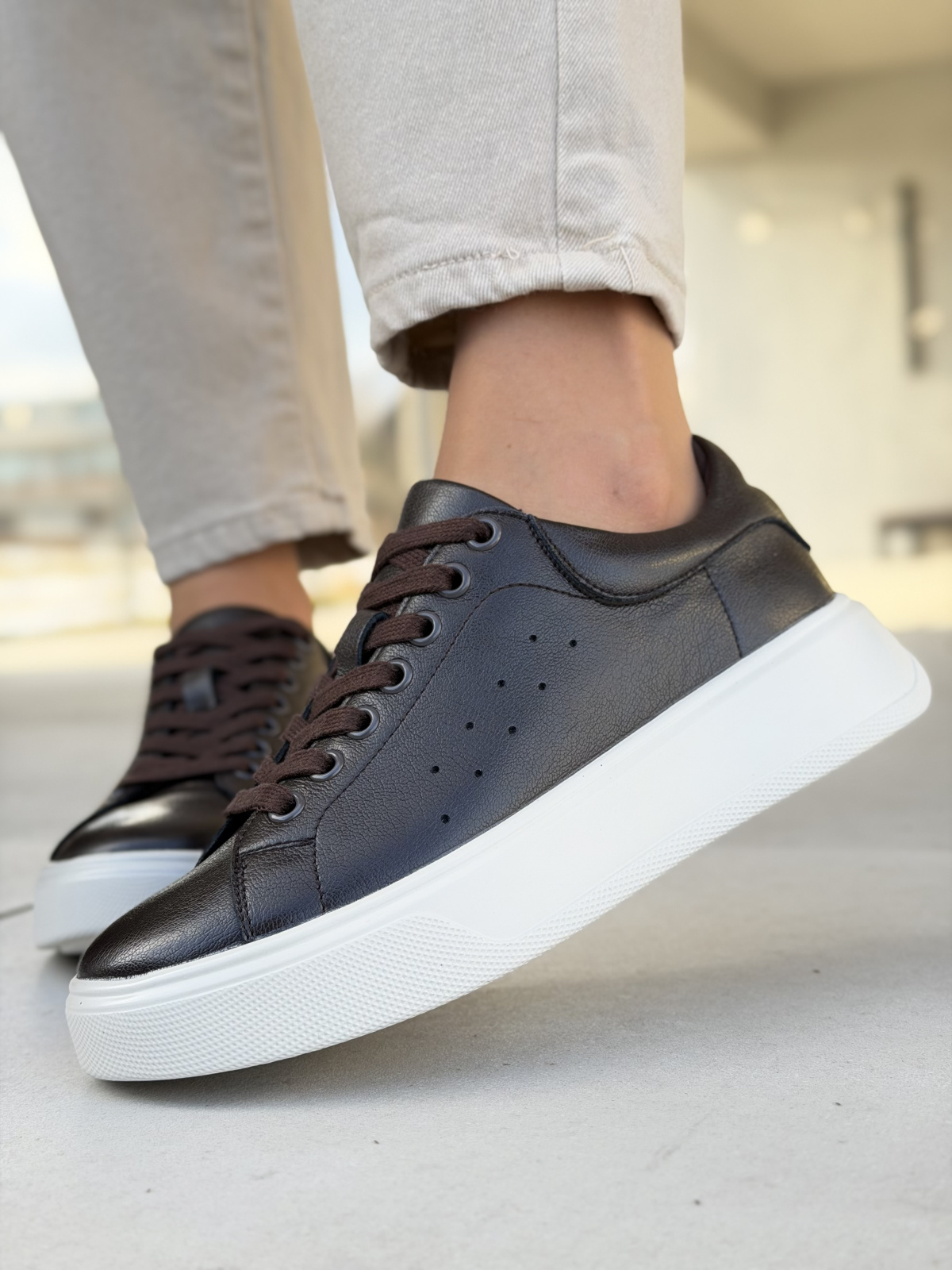 Ciemnobrązowe sneakersy skórzane na platformie casual