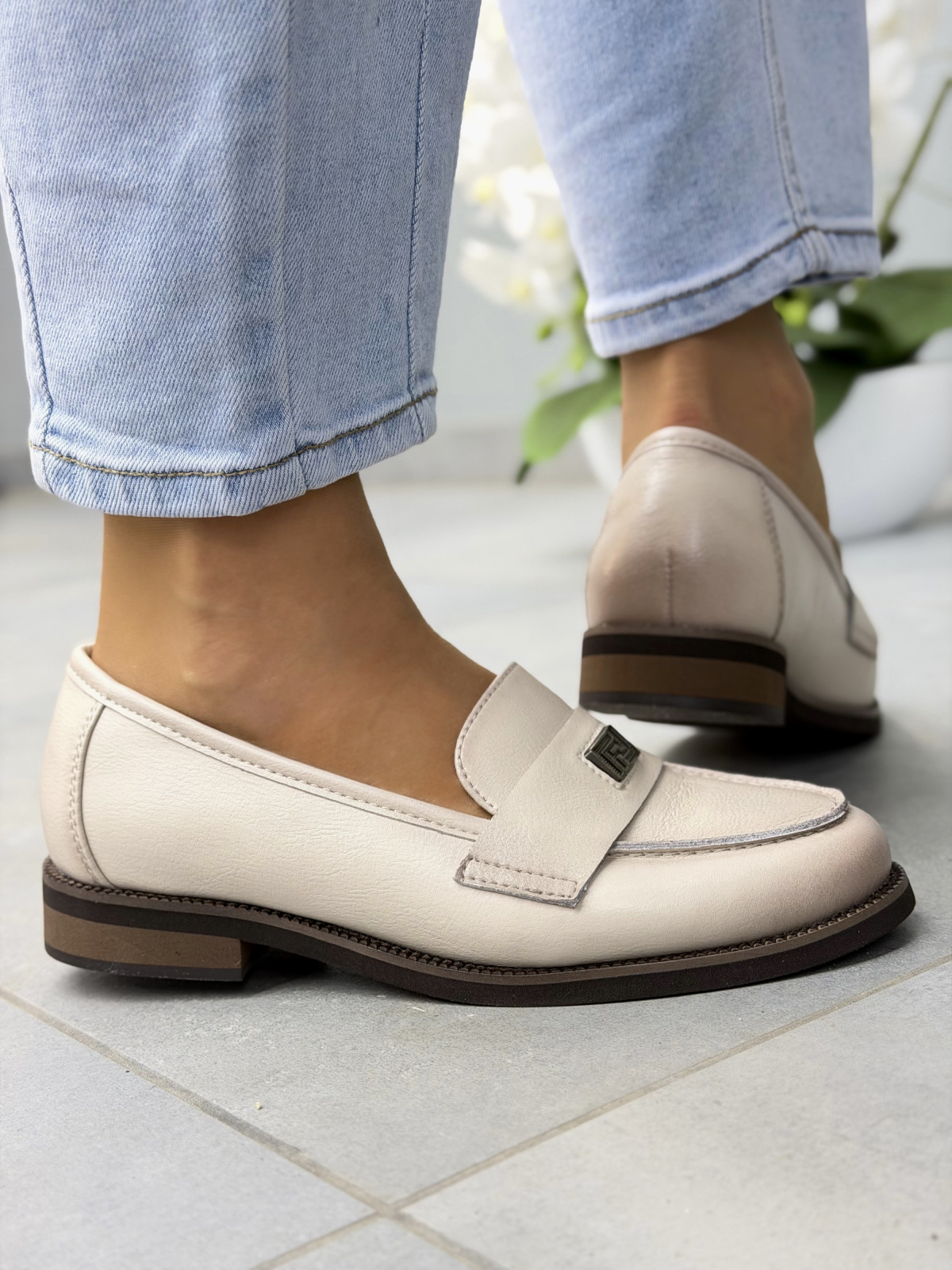 Beżowe mokasyny ze skóry naturalnej eleganckie