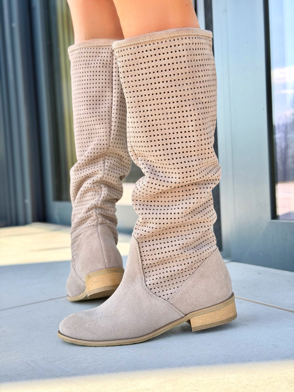 Beżowe ażurowe kozaki damskie ze skóry naturalnej OLEKSY casual