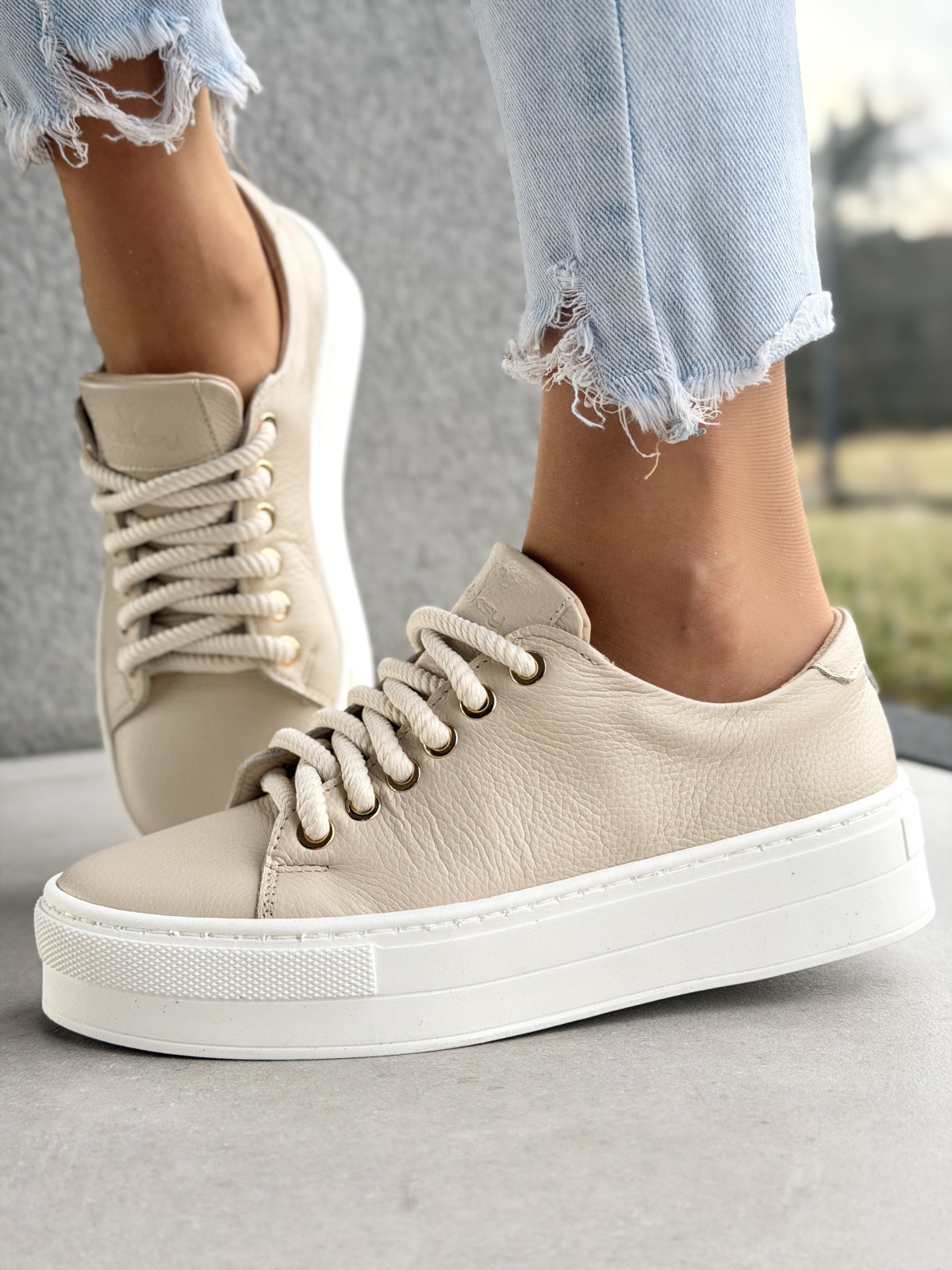 Beżowe sneakersy skórzane casual OLEKSY