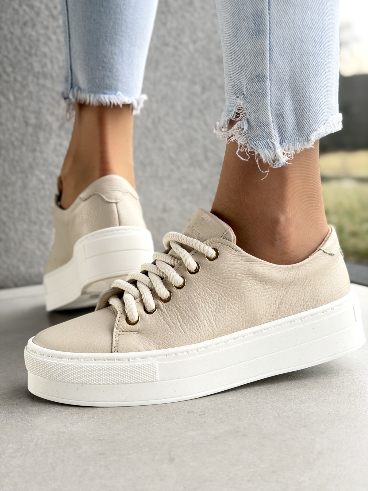 Beżowe sneakersy skórzane casual OLEKSY