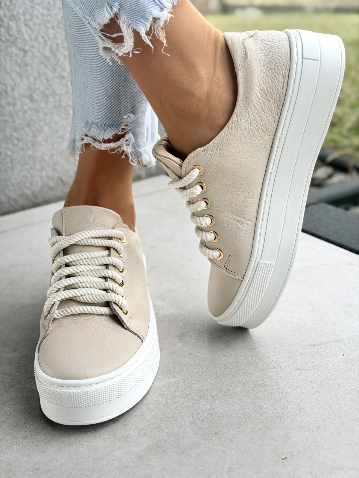 Beżowe sneakersy skórzane casual OLEKSY