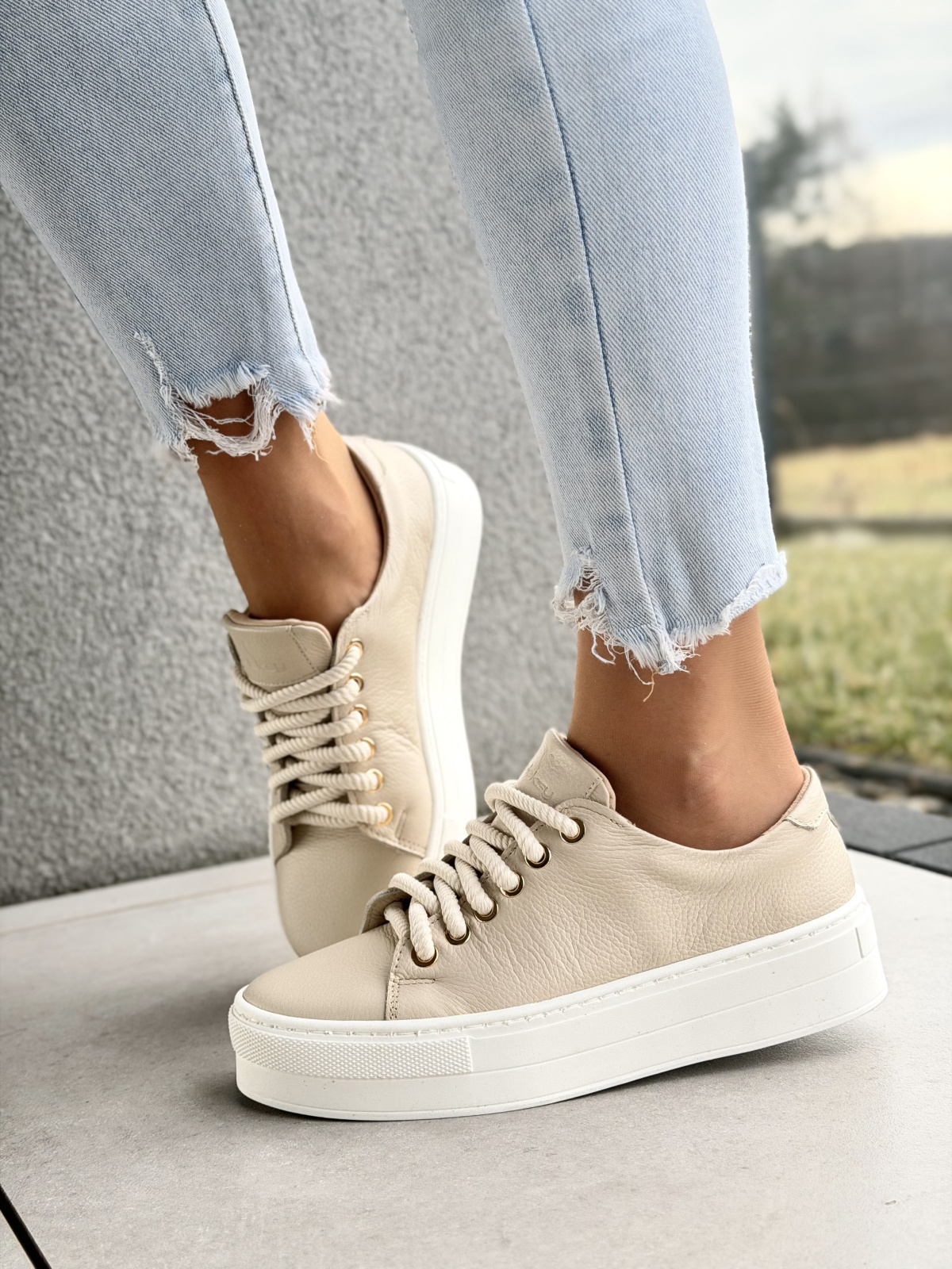 Beżowe sneakersy skórzane casual OLEKSY