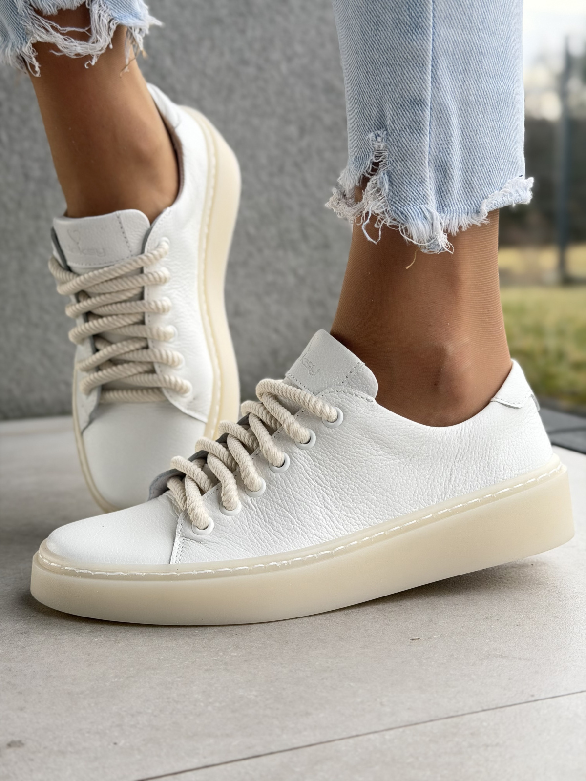 Białe sneakersy skórzane damskie casual OLEKSY