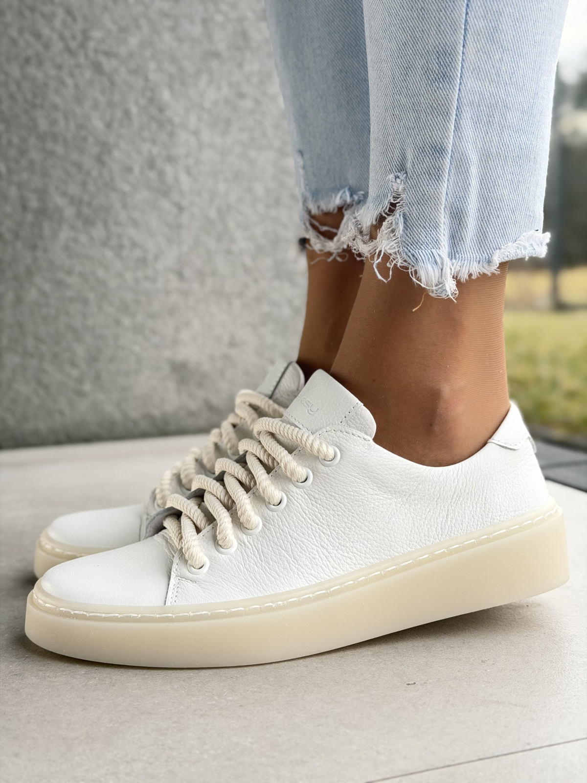 Białe sneakersy skórzane damskie casual OLEKSY