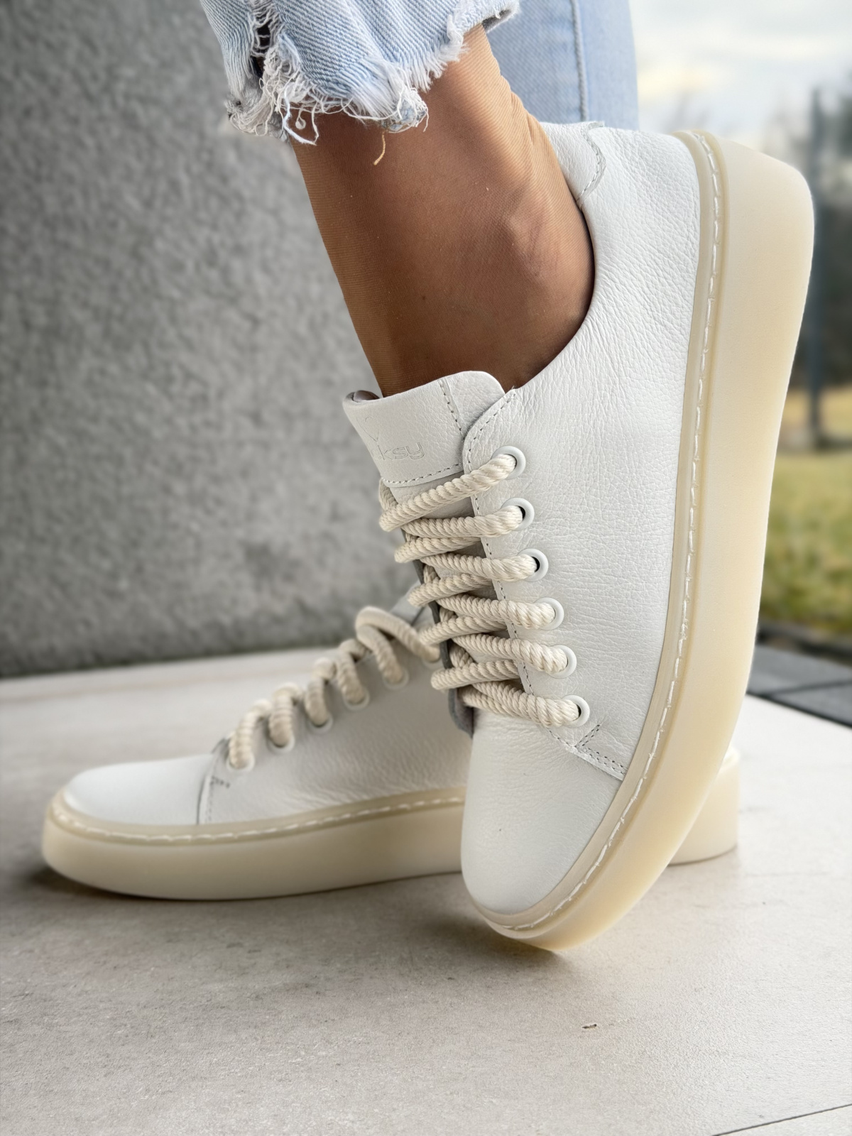 Białe sneakersy skórzane damskie casual OLEKSY