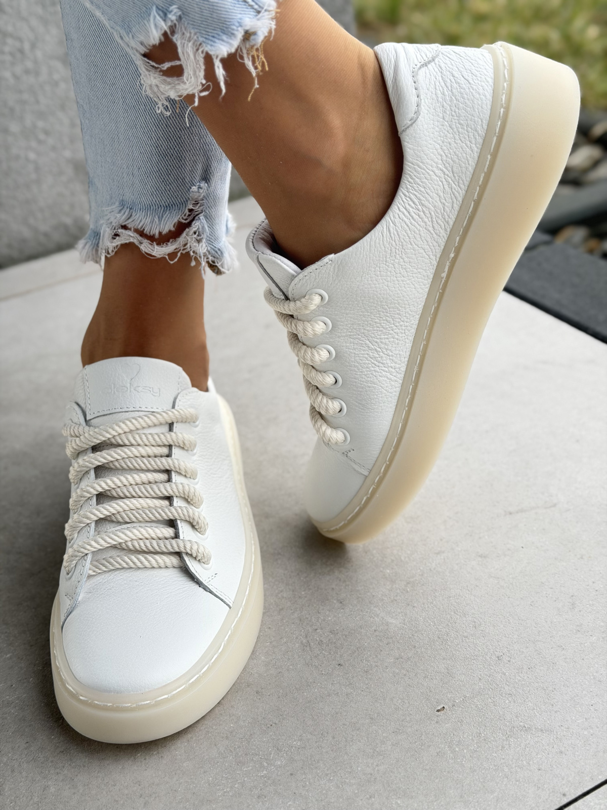 Białe sneakersy skórzane damskie casual OLEKSY