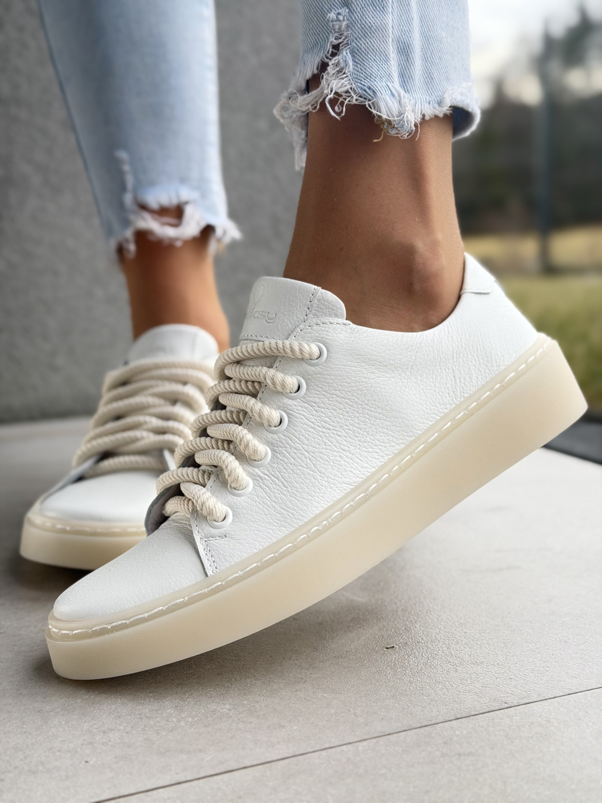 Białe sneakersy skórzane damskie casual OLEKSY