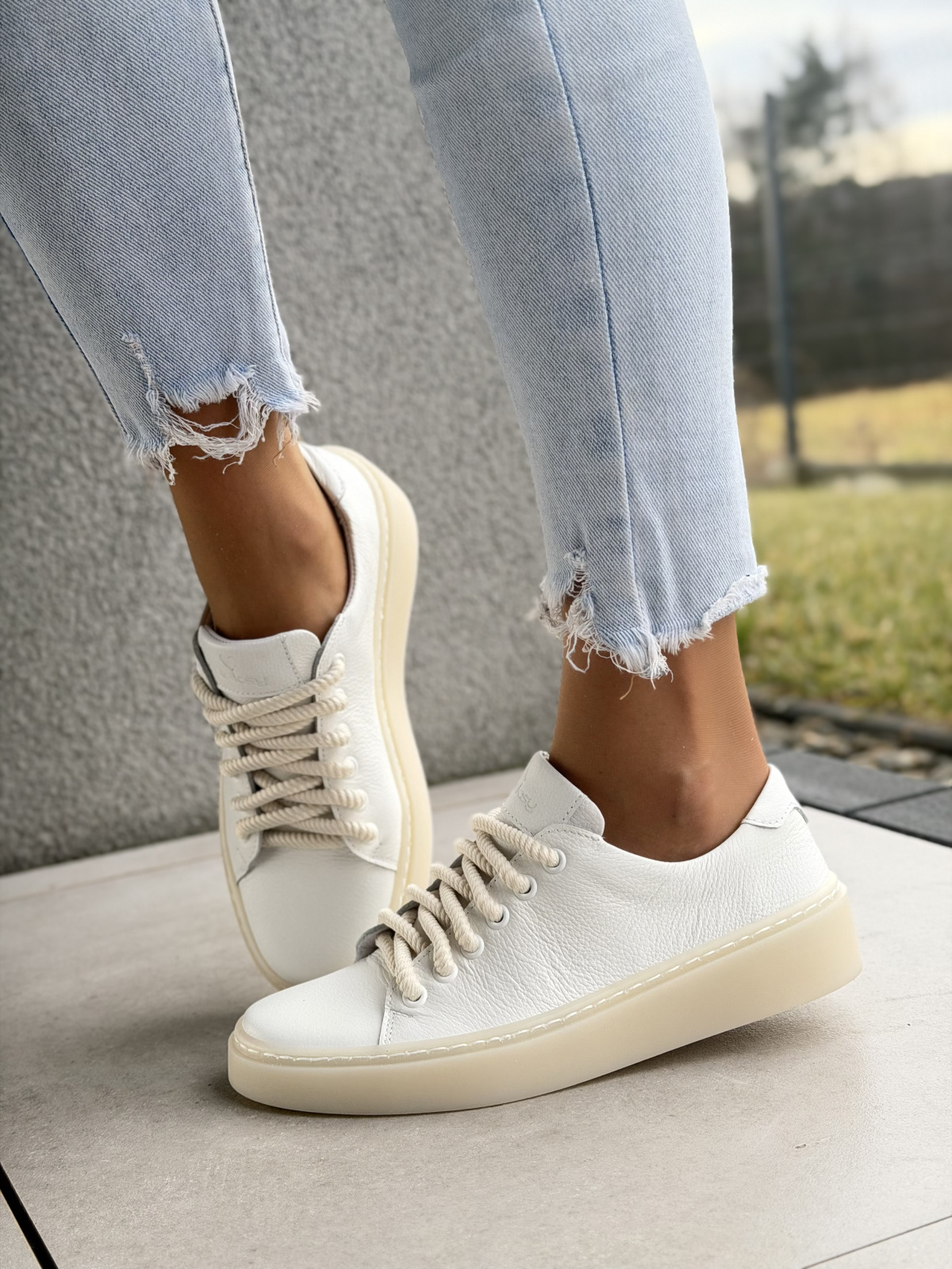 Białe sneakersy skórzane damskie casual OLEKSY