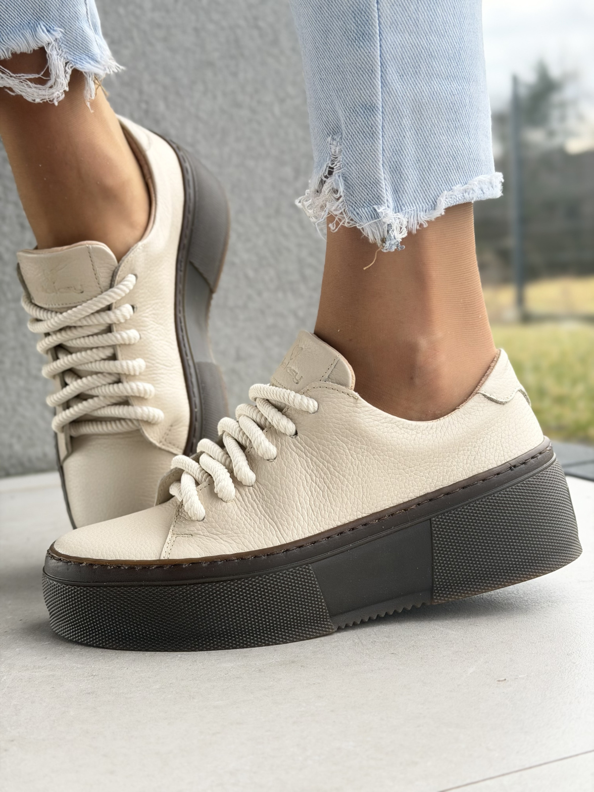 Beżowe sneakersy damskie skórzane na platformie casual OLEKSY