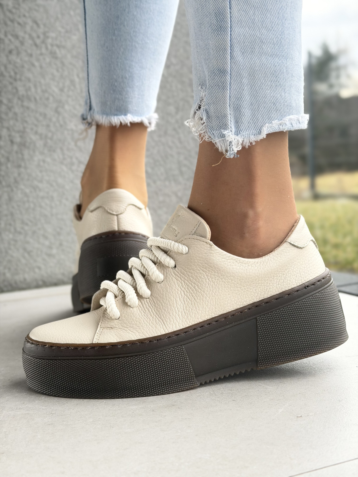 Beżowe sneakersy damskie skórzane na platformie casual OLEKSY