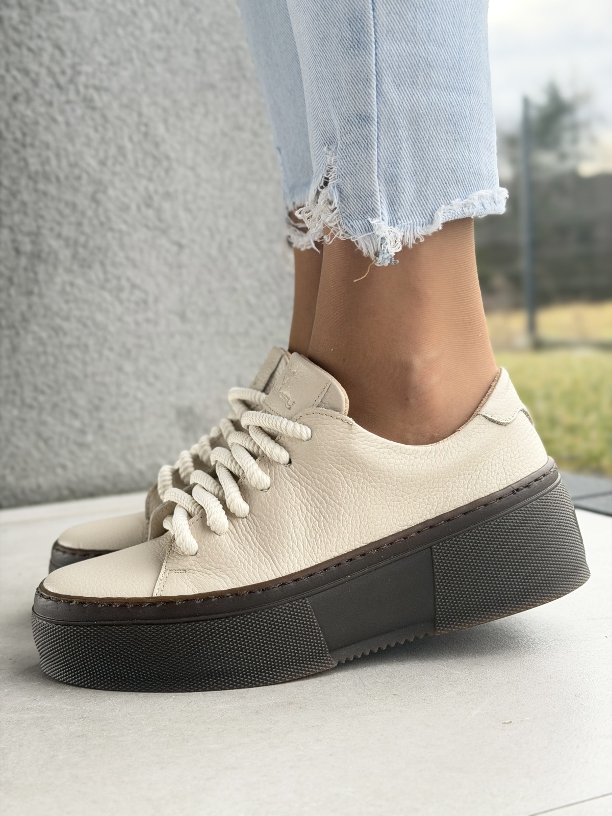 Beżowe sneakersy damskie skórzane na platformie casual OLEKSY