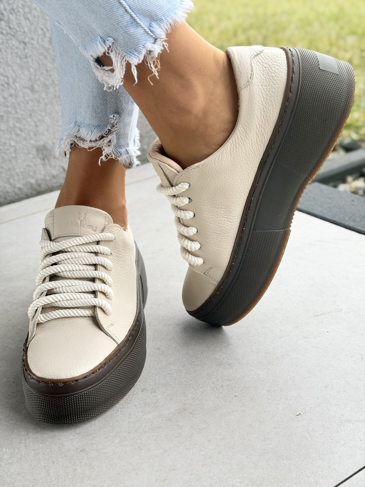 Beżowe sneakersy damskie skórzane na platformie casual OLEKSY