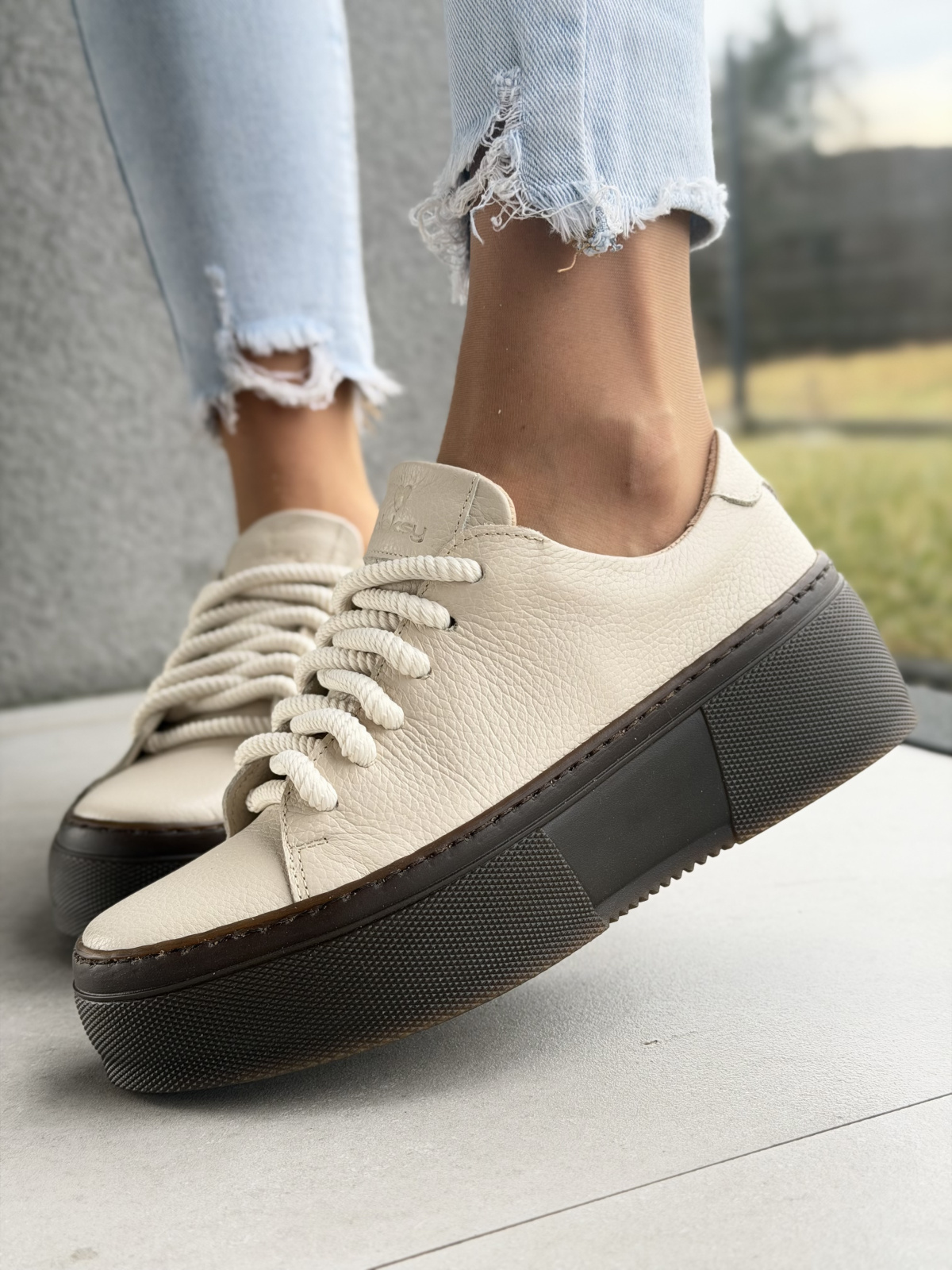 Beżowe sneakersy damskie skórzane na platformie casual OLEKSY