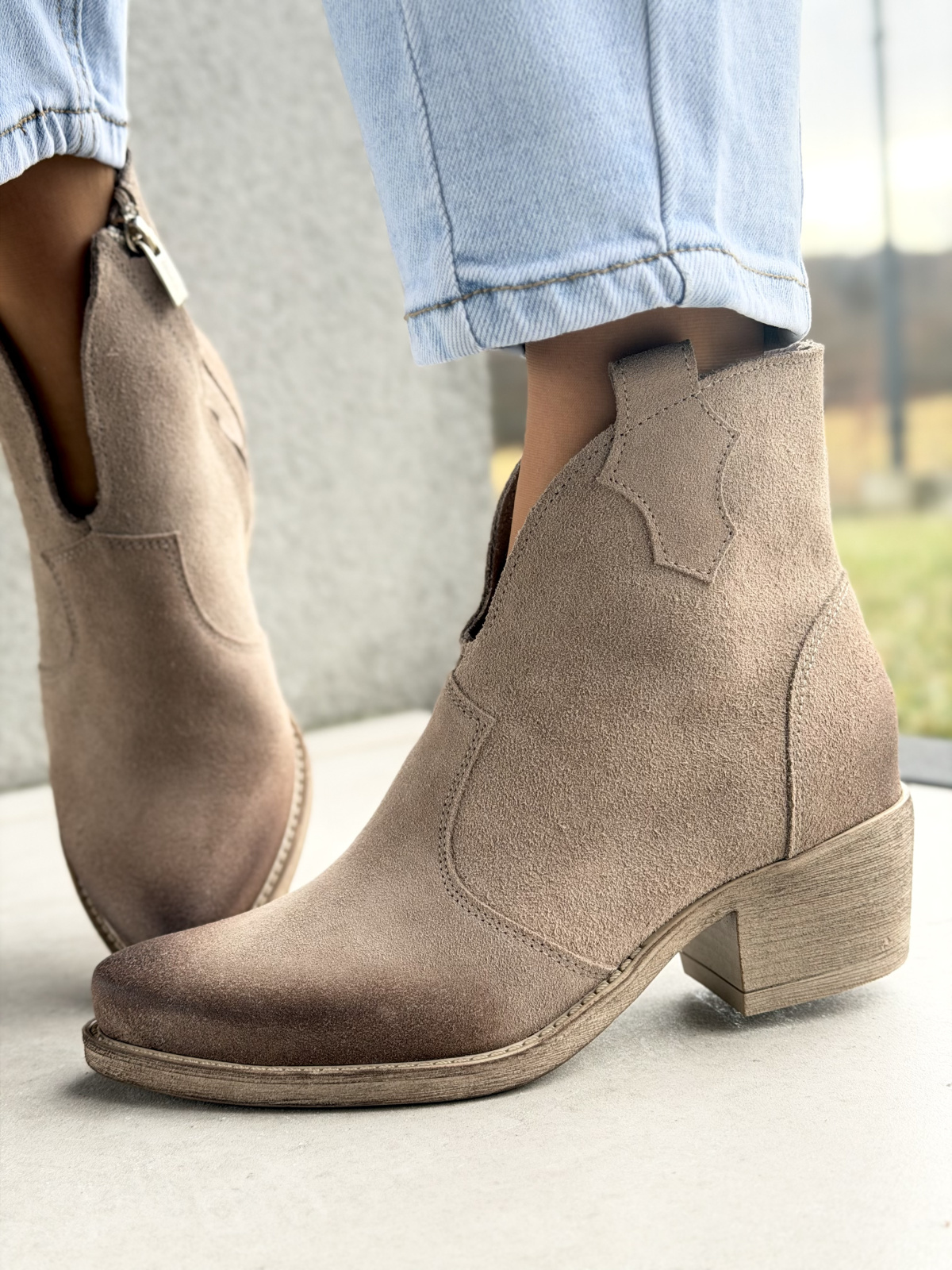 Beżowe kowbojki damskie zamszowe skórzane casual OLEKSY