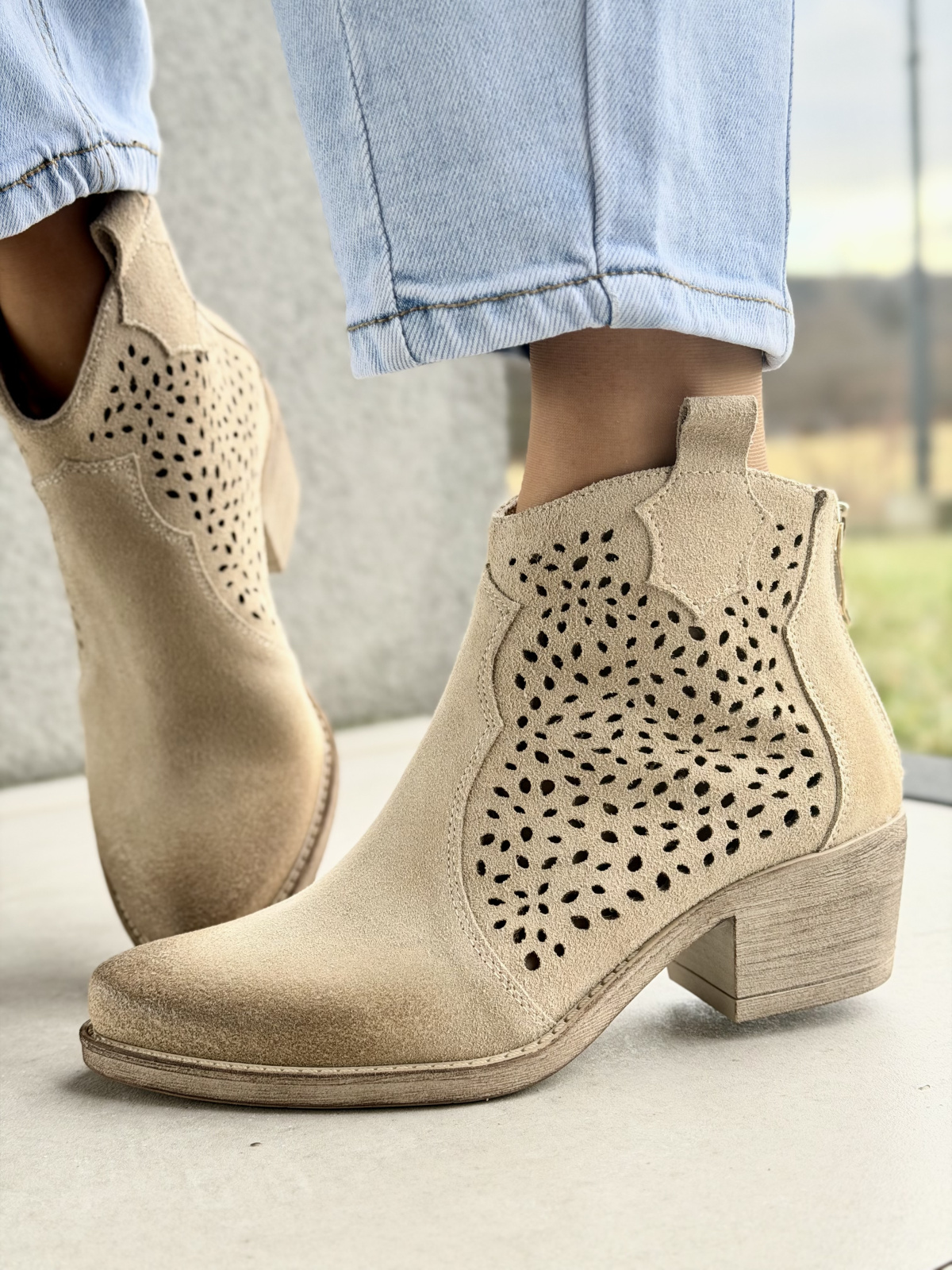 Beżowe kowbojki damskie ażurowe ze skóry naturalnej OLEKSY