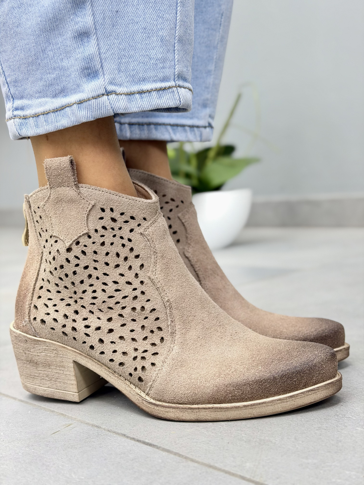 Beżowe kowbojki damskie ażurowe ze skóry naturalnej OLEKSY casual