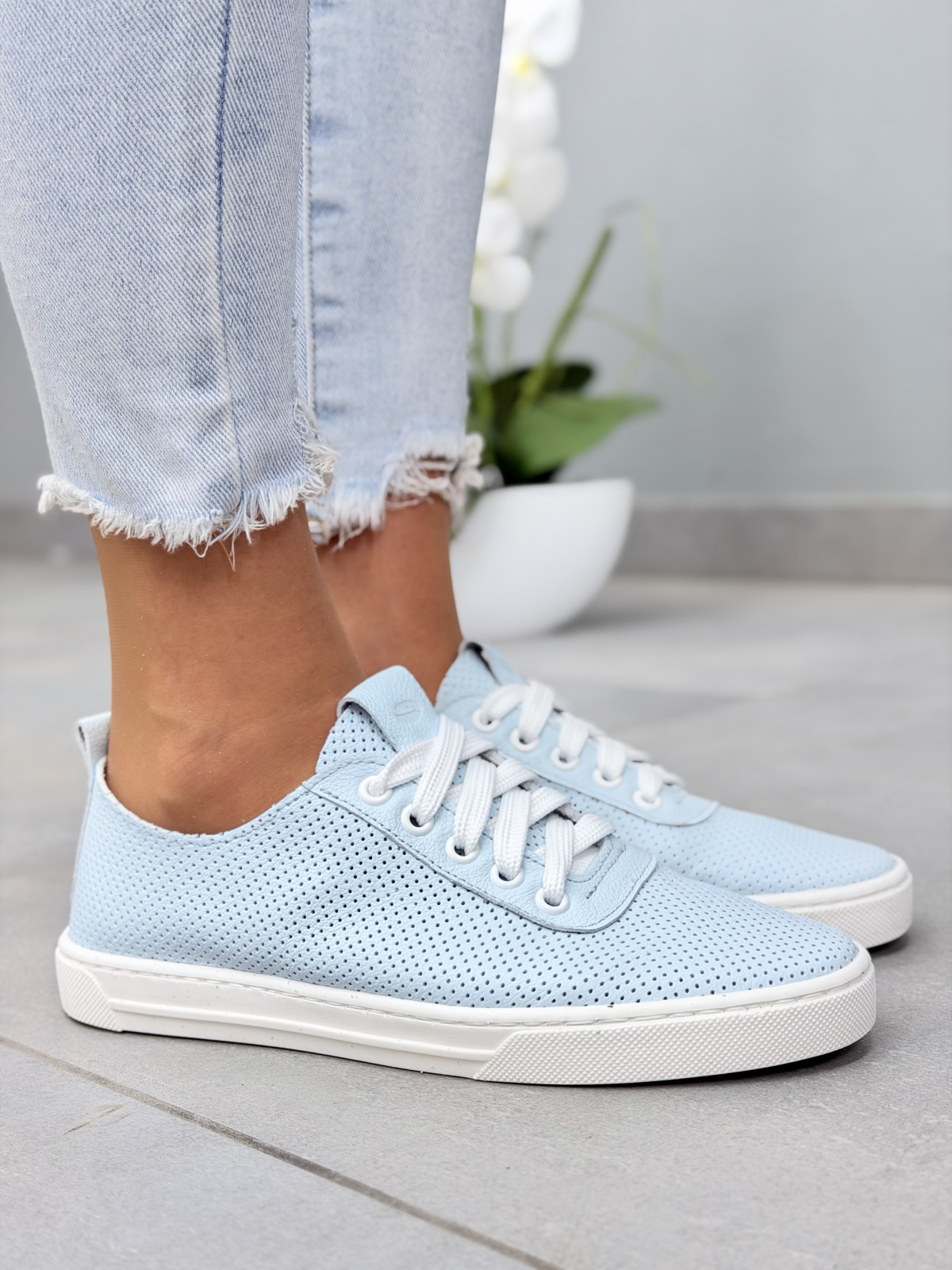 Błękitne sneakersy damskie OLEKSY ze skóry naturalnej casual