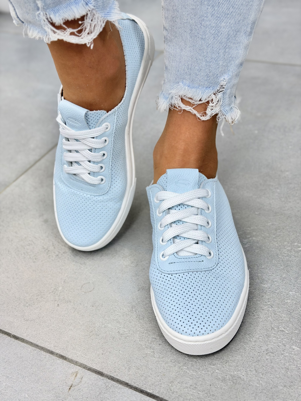 Błękitne sneakersy damskie OLEKSY ze skóry naturalnej casual