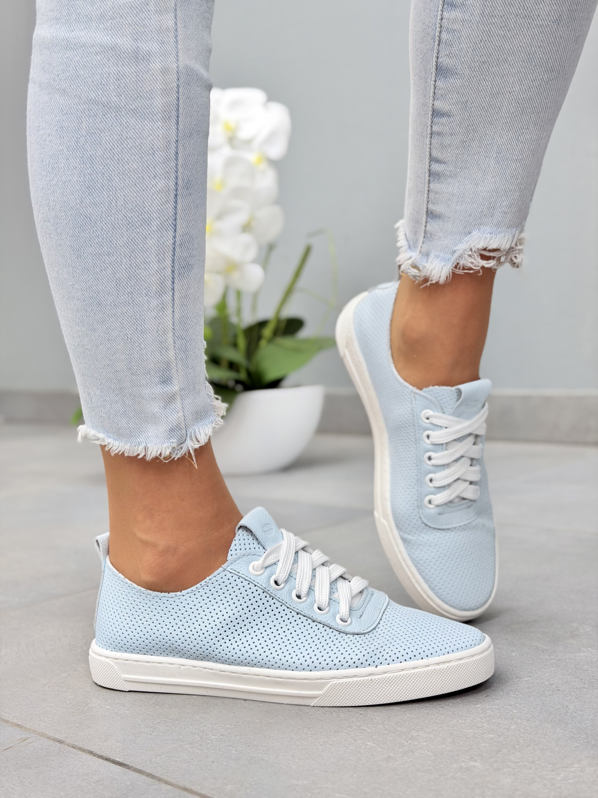 Błękitne sneakersy damskie OLEKSY ze skóry naturalnej casual