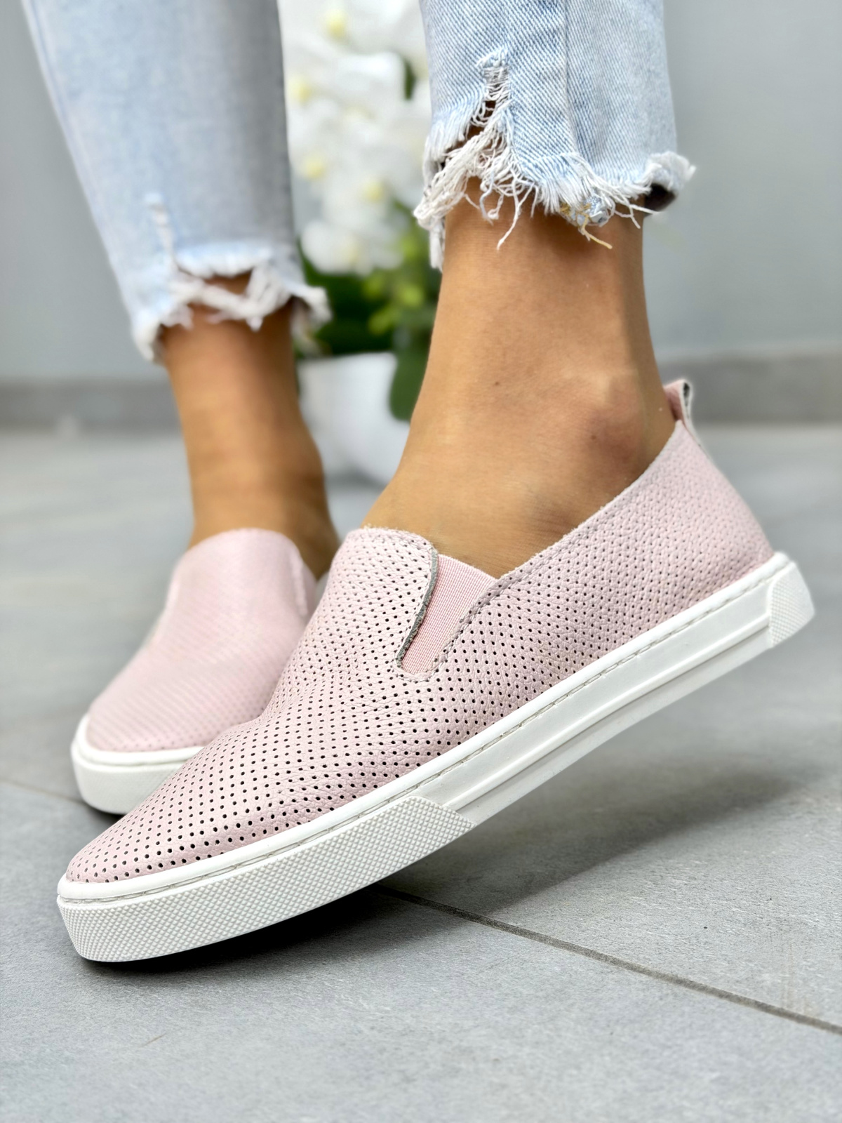 Pudrowe trampki slip-on wsuwane ze skóry naturalnej OLEKSY casual