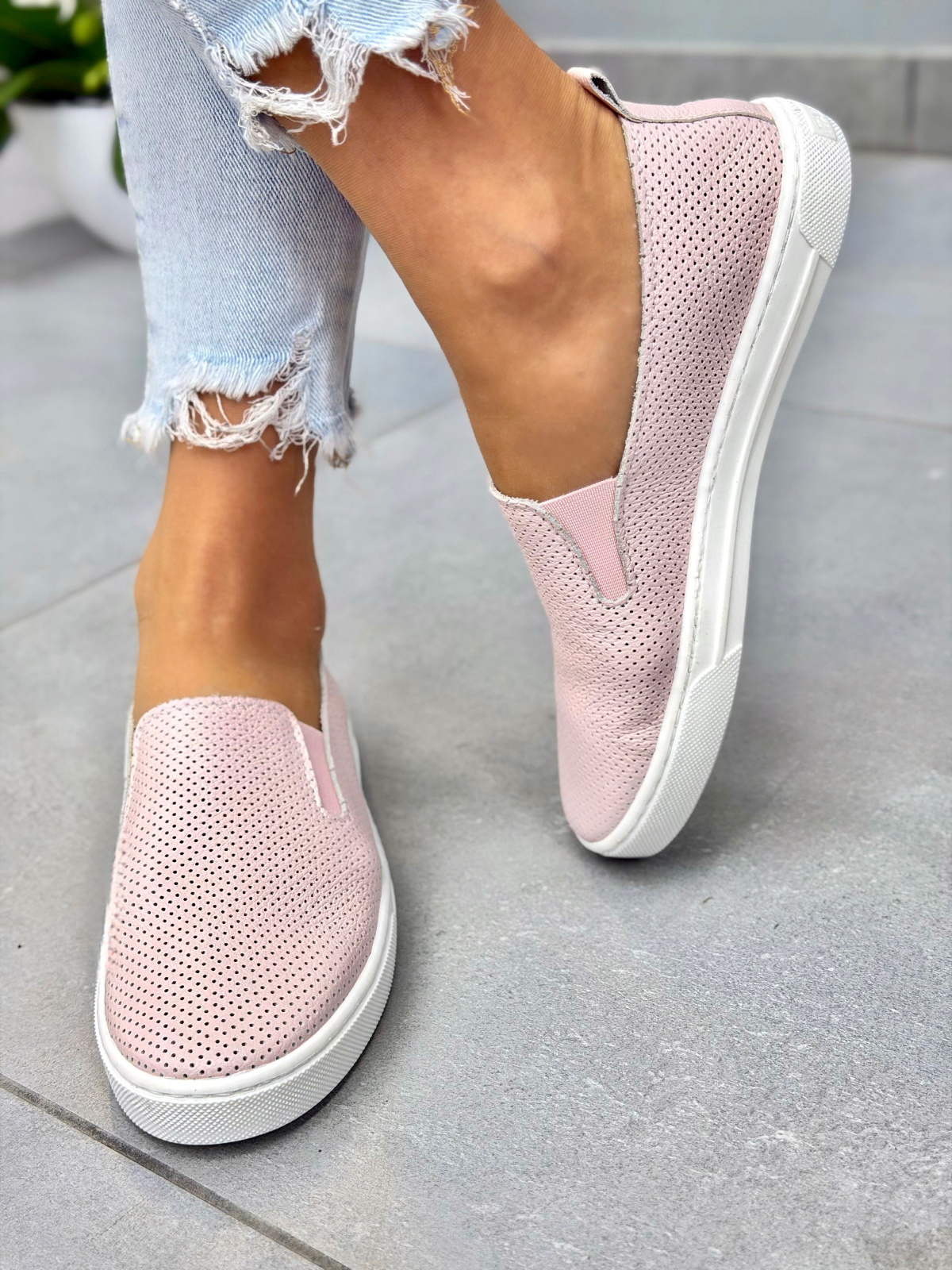 Pudrowe trampki slip-on wsuwane ze skóry naturalnej OLEKSY casual