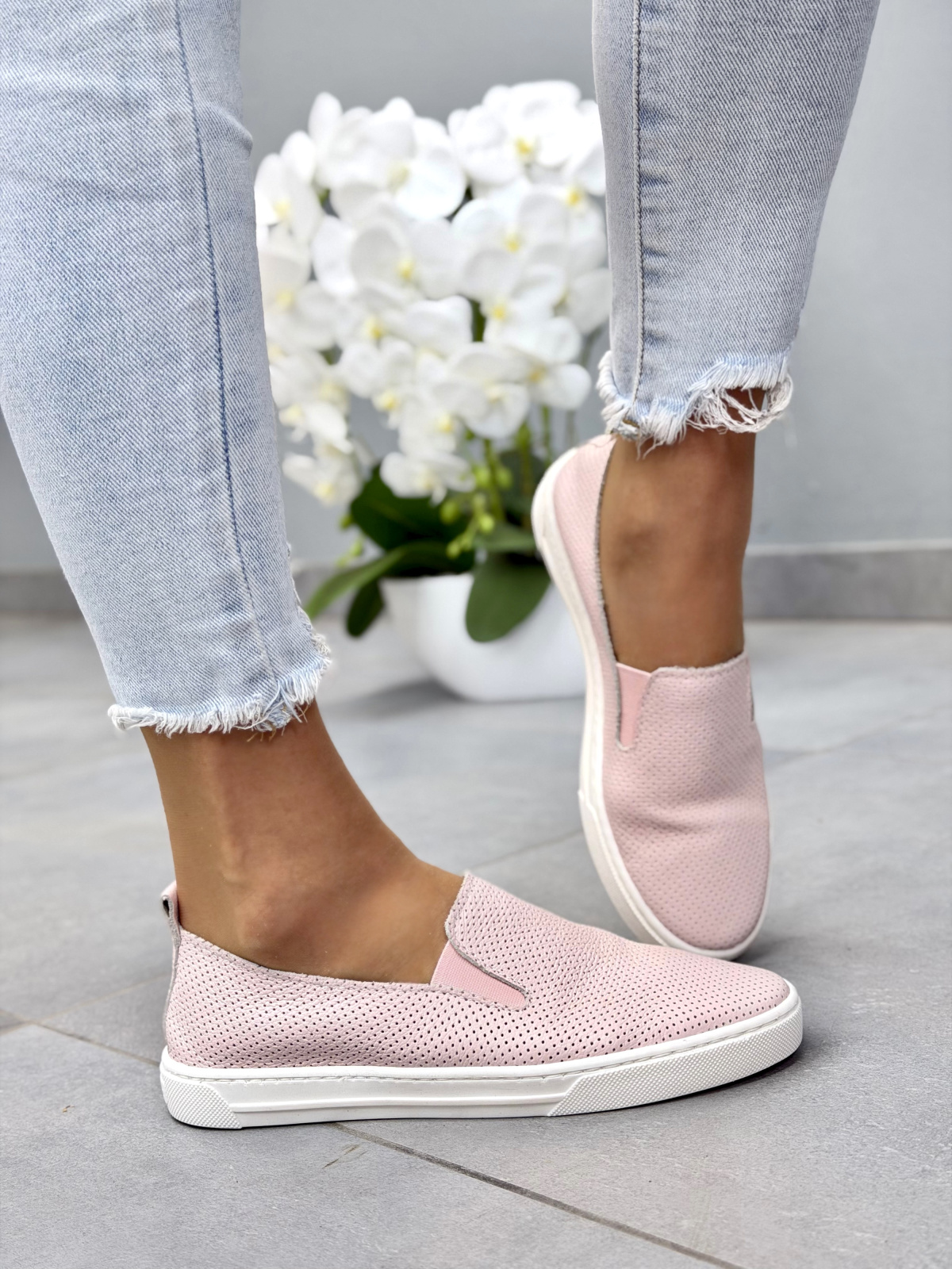 Pudrowe trampki slip-on wsuwane ze skóry naturalnej OLEKSY casual