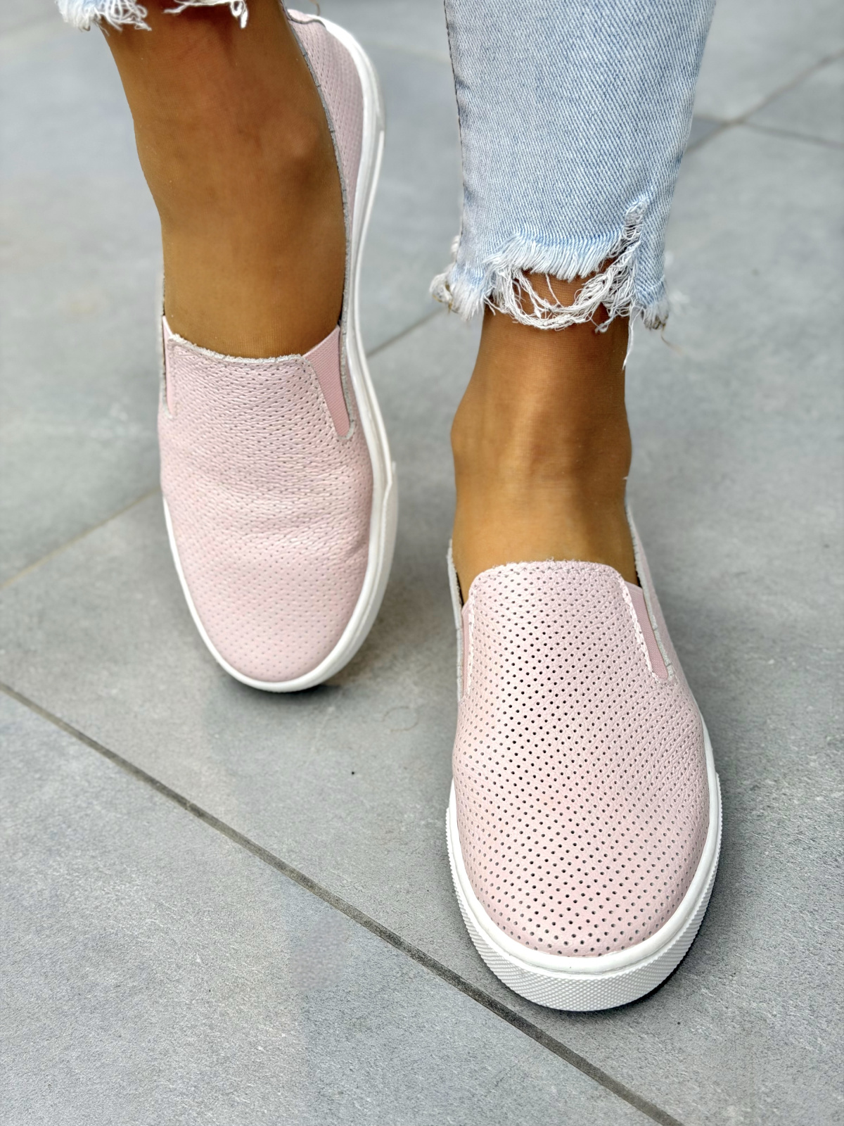 Pudrowe trampki slip-on wsuwane ze skóry naturalnej OLEKSY casual