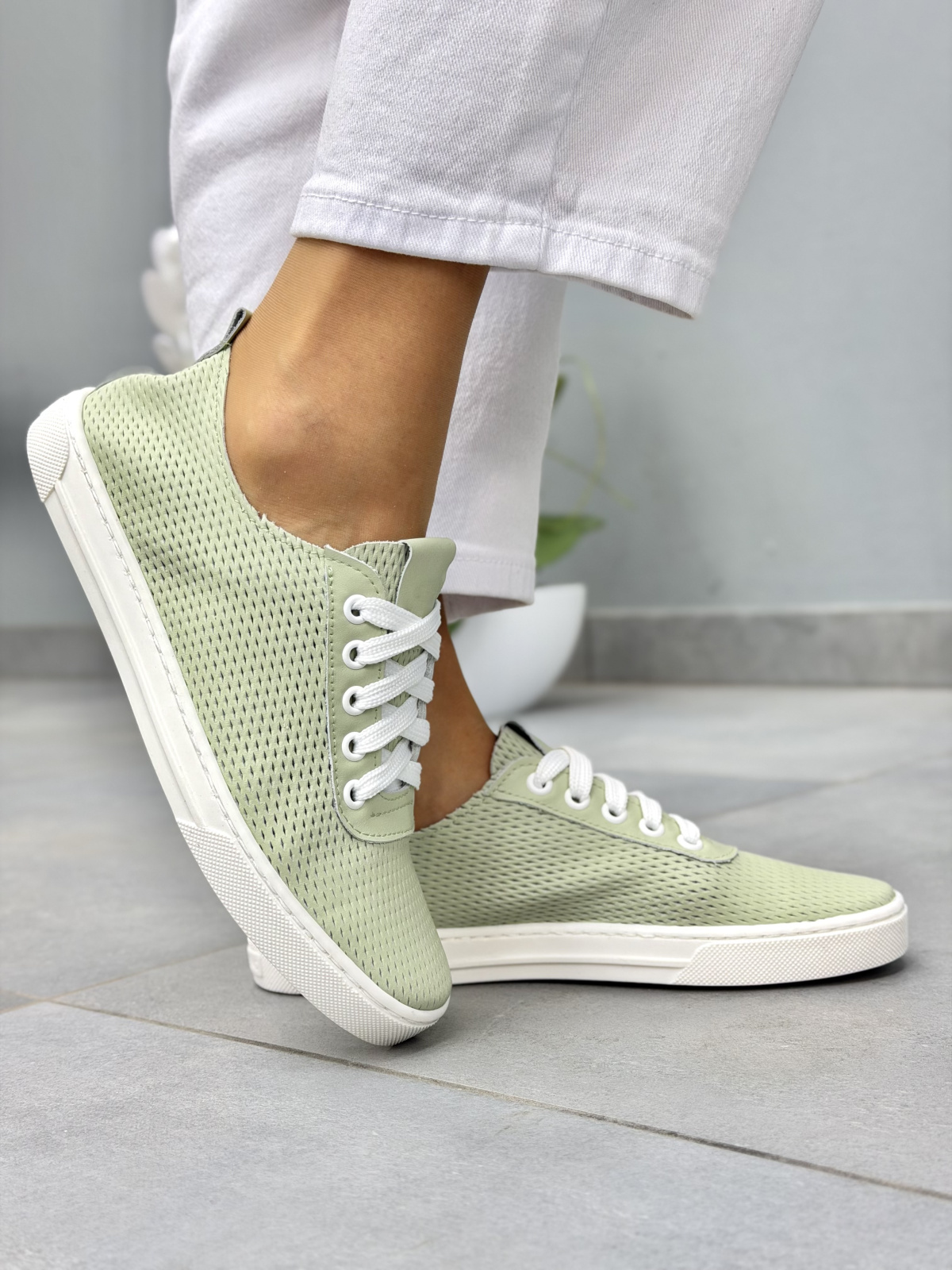 Miętowe sneakersy damskie skórzane OLEKSY casual z ażurową cholewką