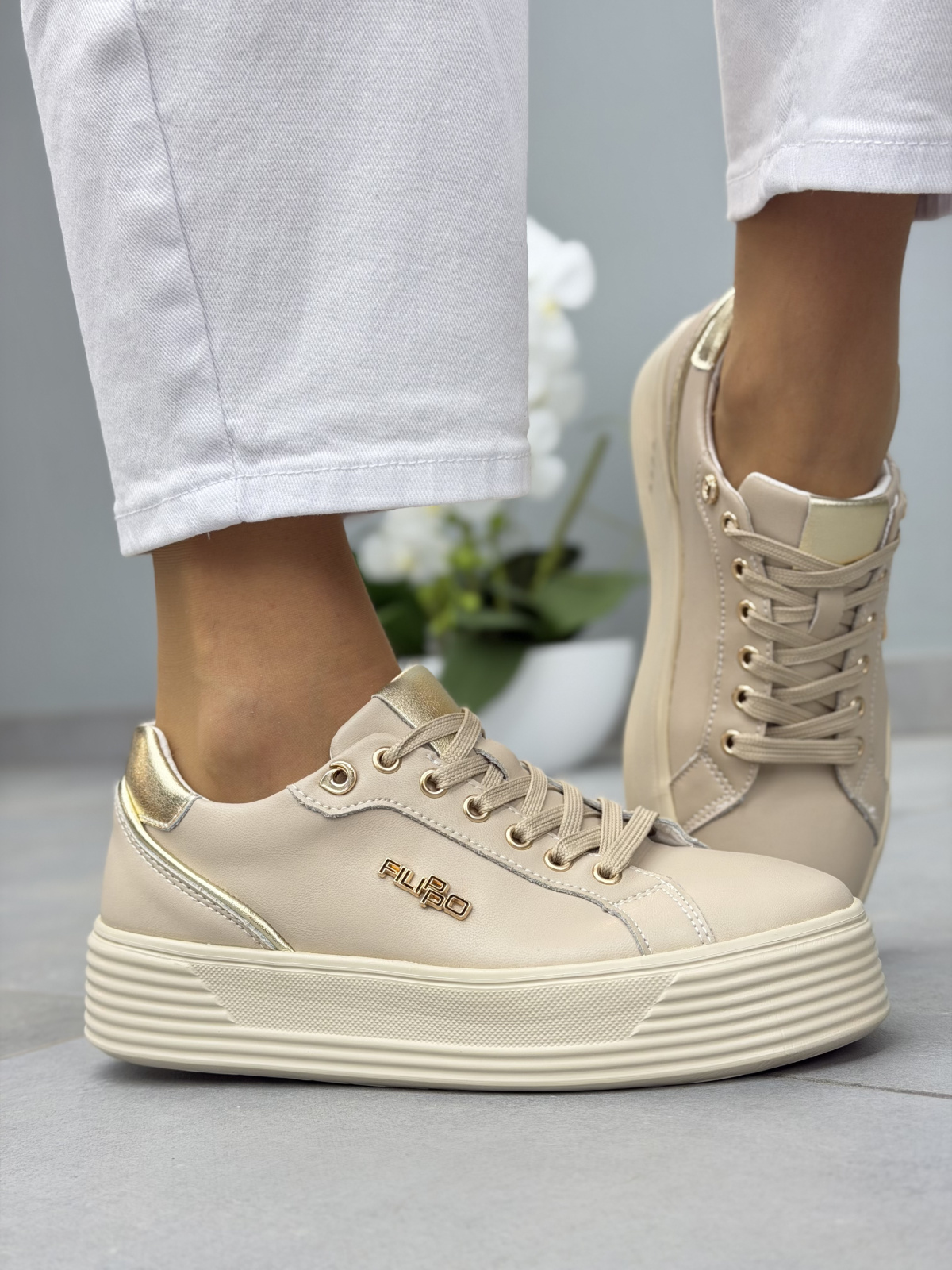 Beżowe sneakersy skórzane na platformie casual