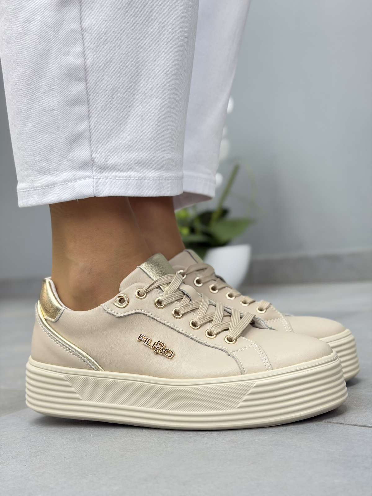 Beżowe sneakersy skórzane na platformie casual