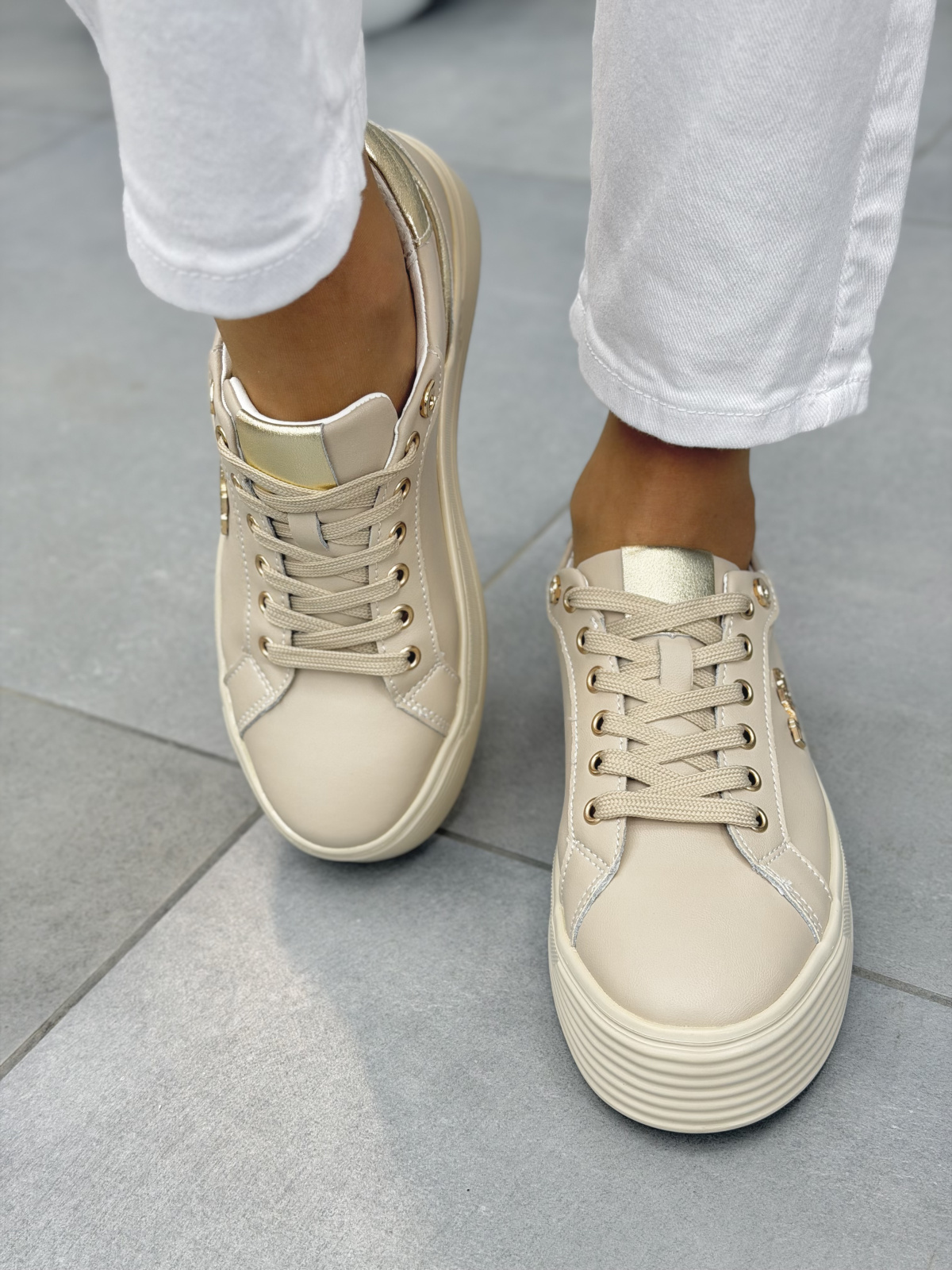 Beżowe sneakersy skórzane na platformie casual