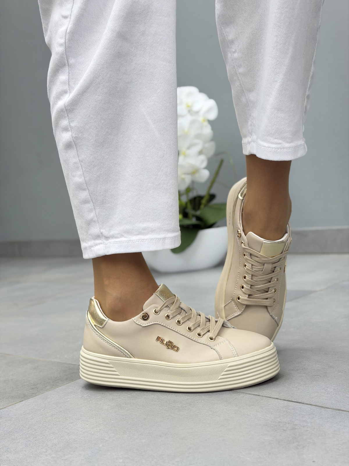 Beżowe sneakersy skórzane na platformie casual