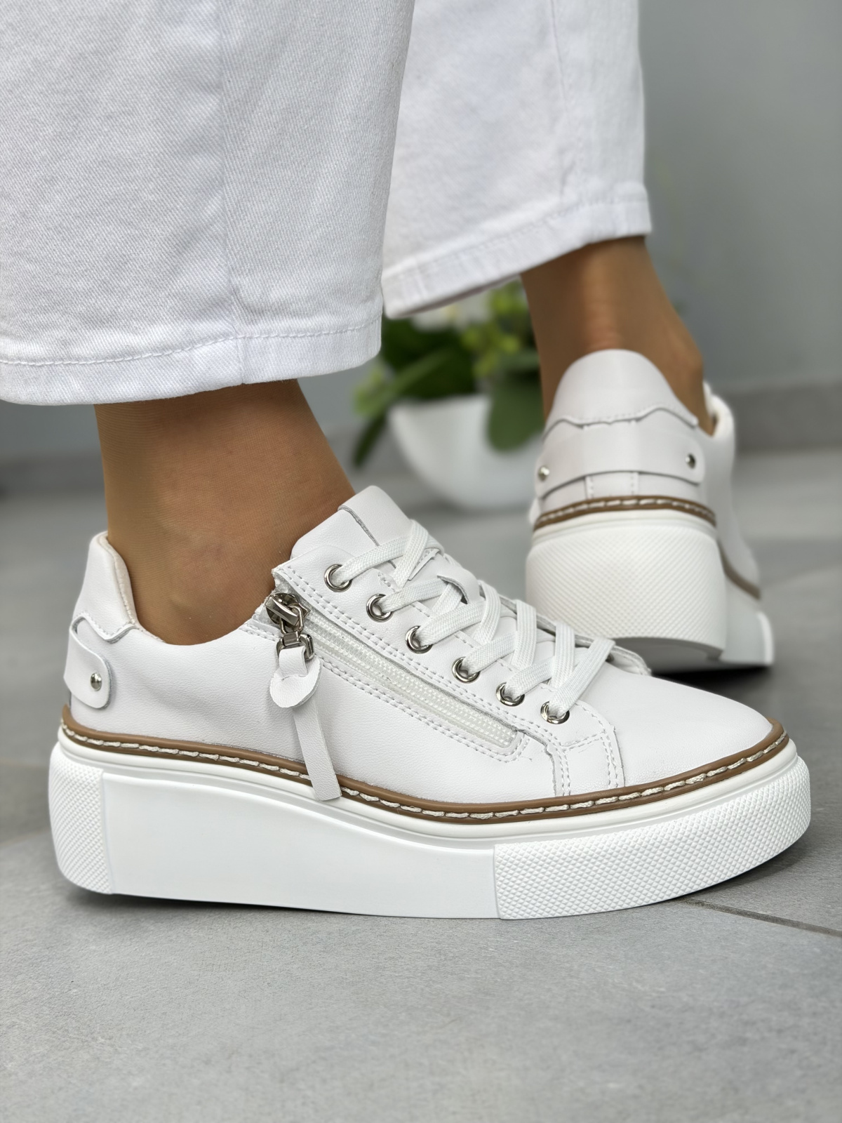 Białe sneakersy damskie skórzane na platformie casual