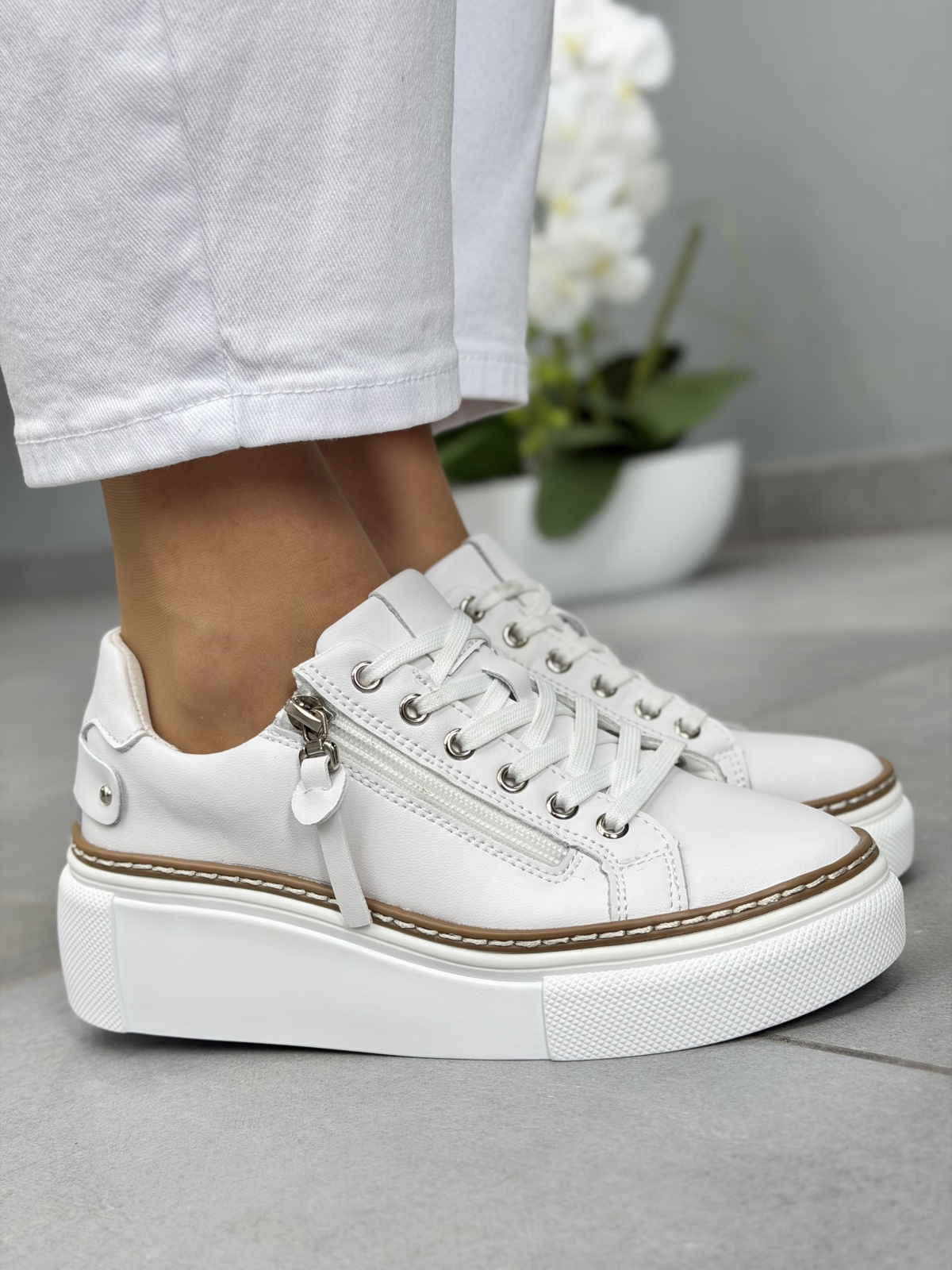 Białe sneakersy damskie skórzane na platformie casual