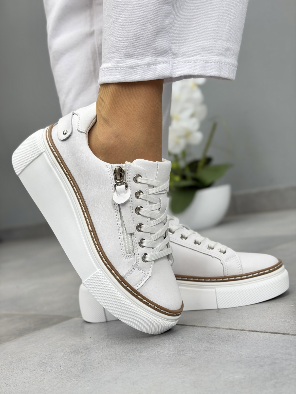 Białe sneakersy damskie skórzane na platformie casual