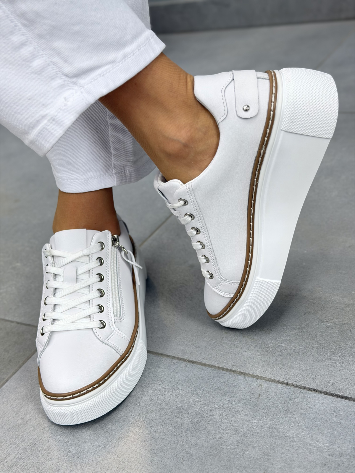 Białe sneakersy damskie skórzane na platformie casual