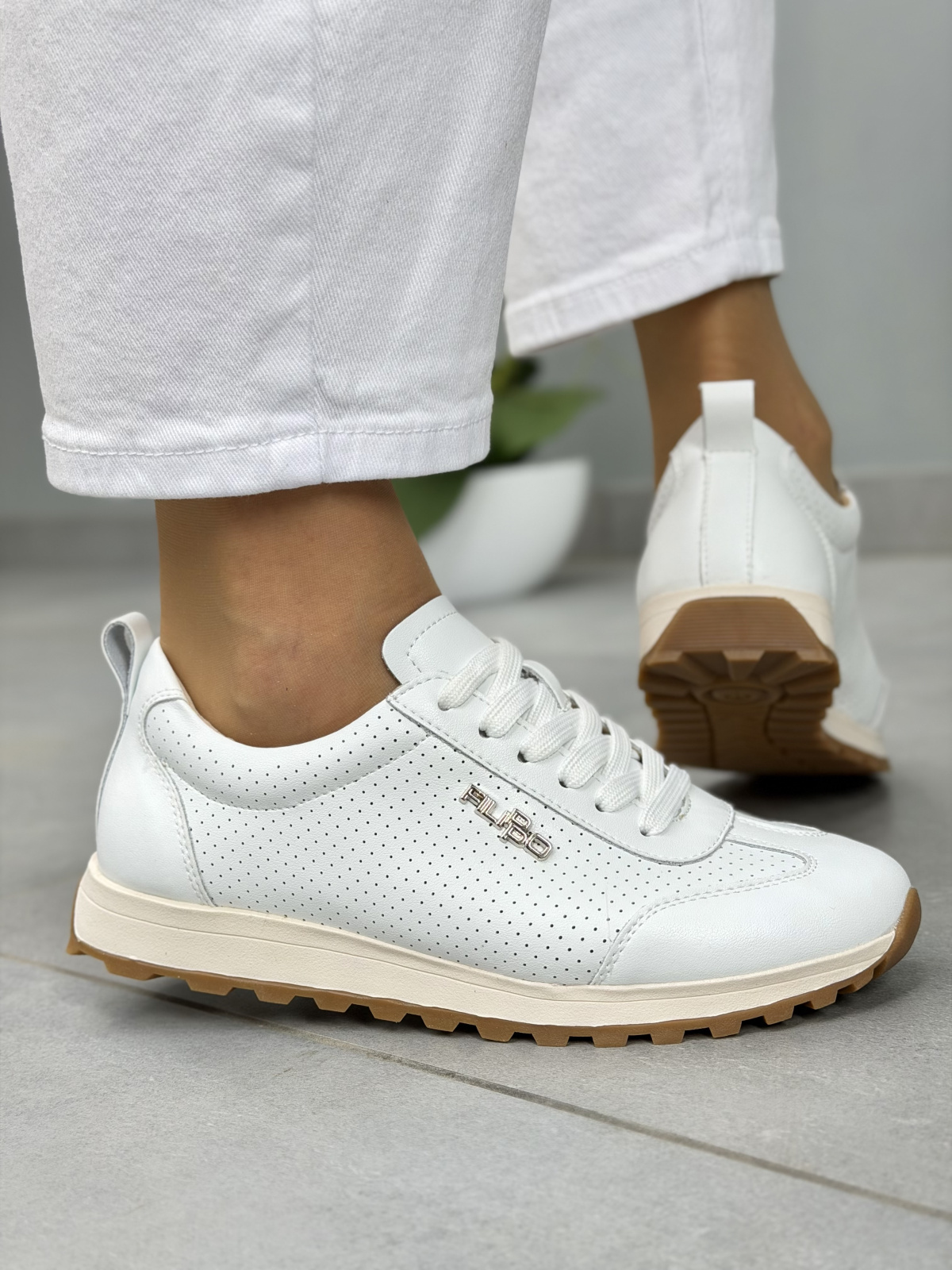 Białe sneakersy skórzane damskie casual