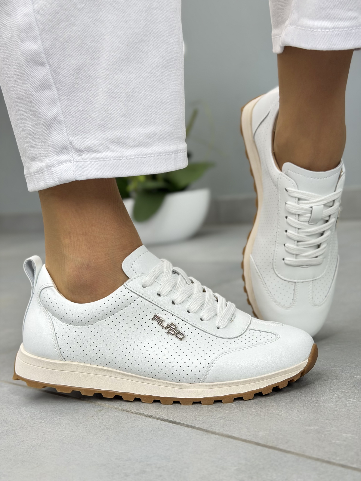 Białe sneakersy skórzane damskie casual