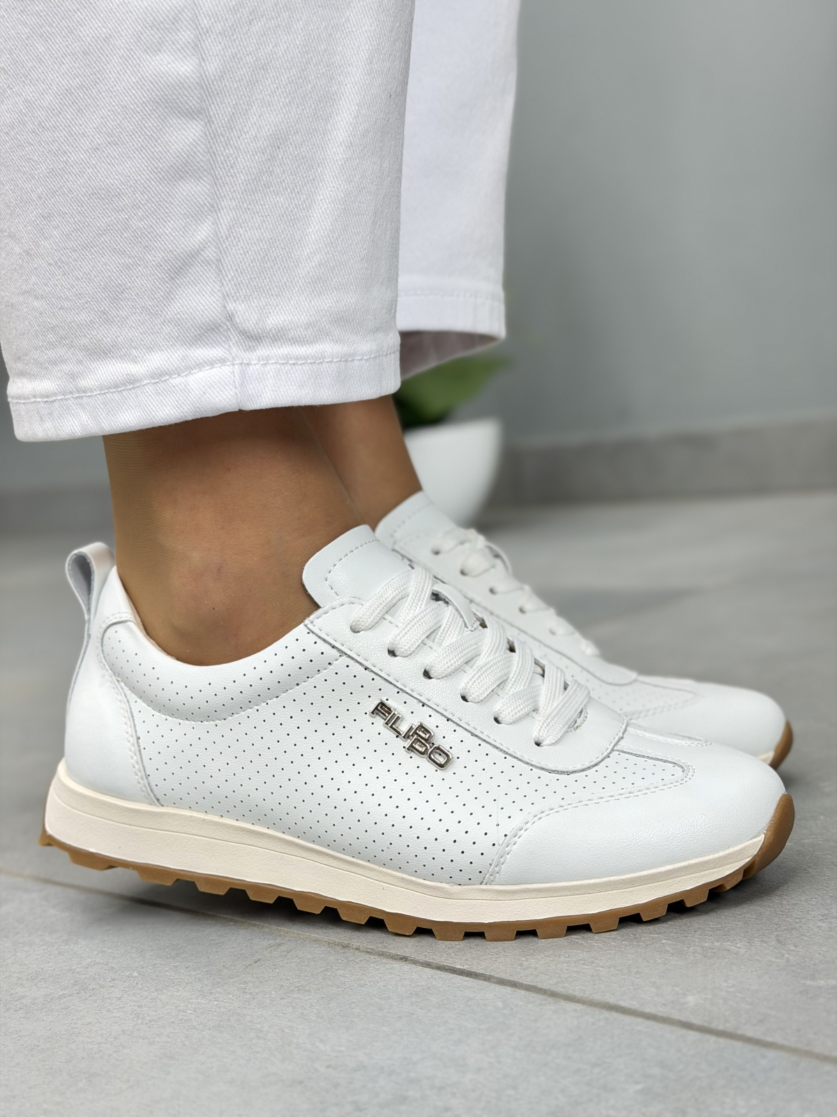 Białe sneakersy skórzane damskie casual