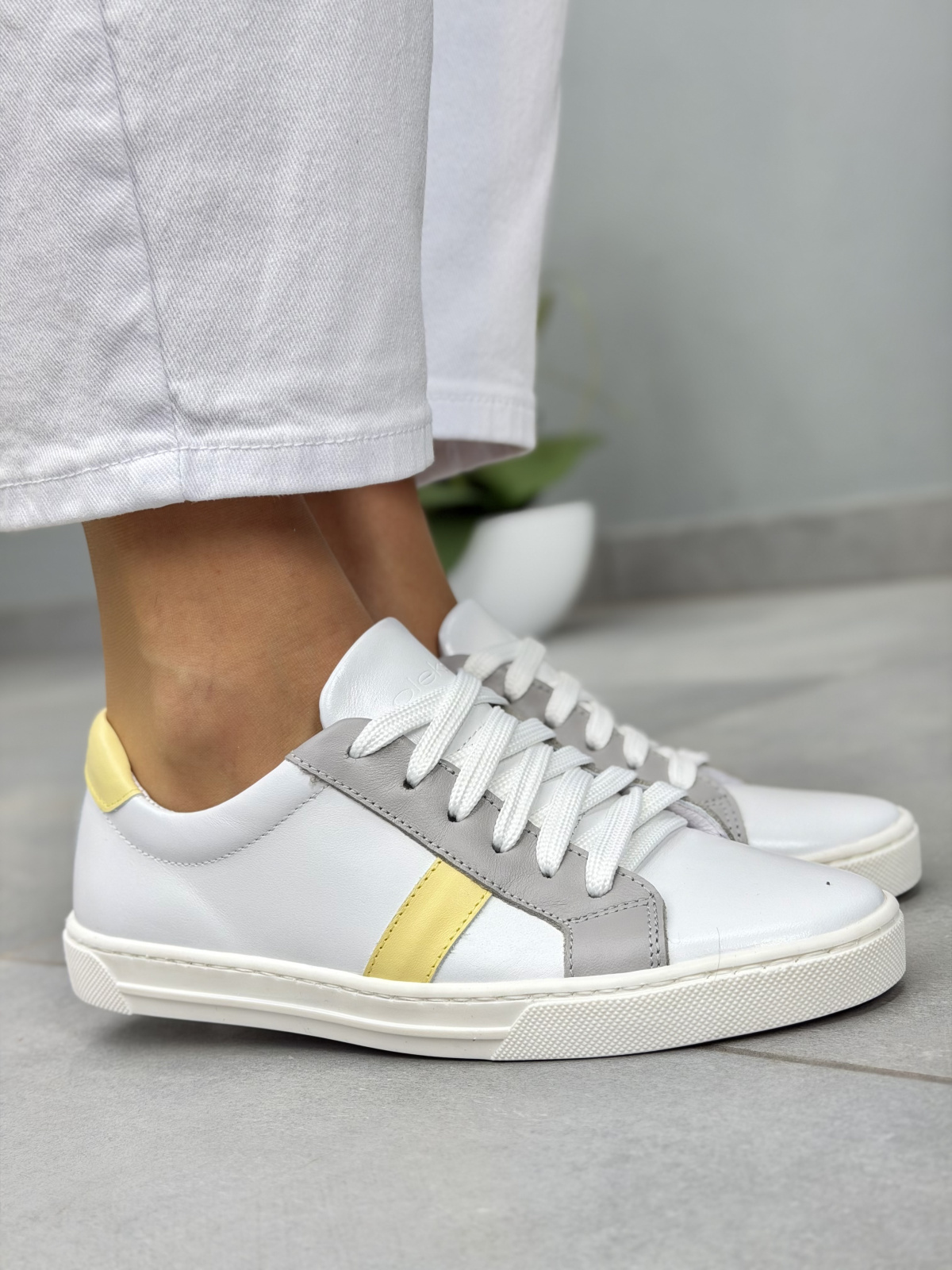 Białe sneakersy damskie OLEKSY skórzane z żółtym akcentem casual