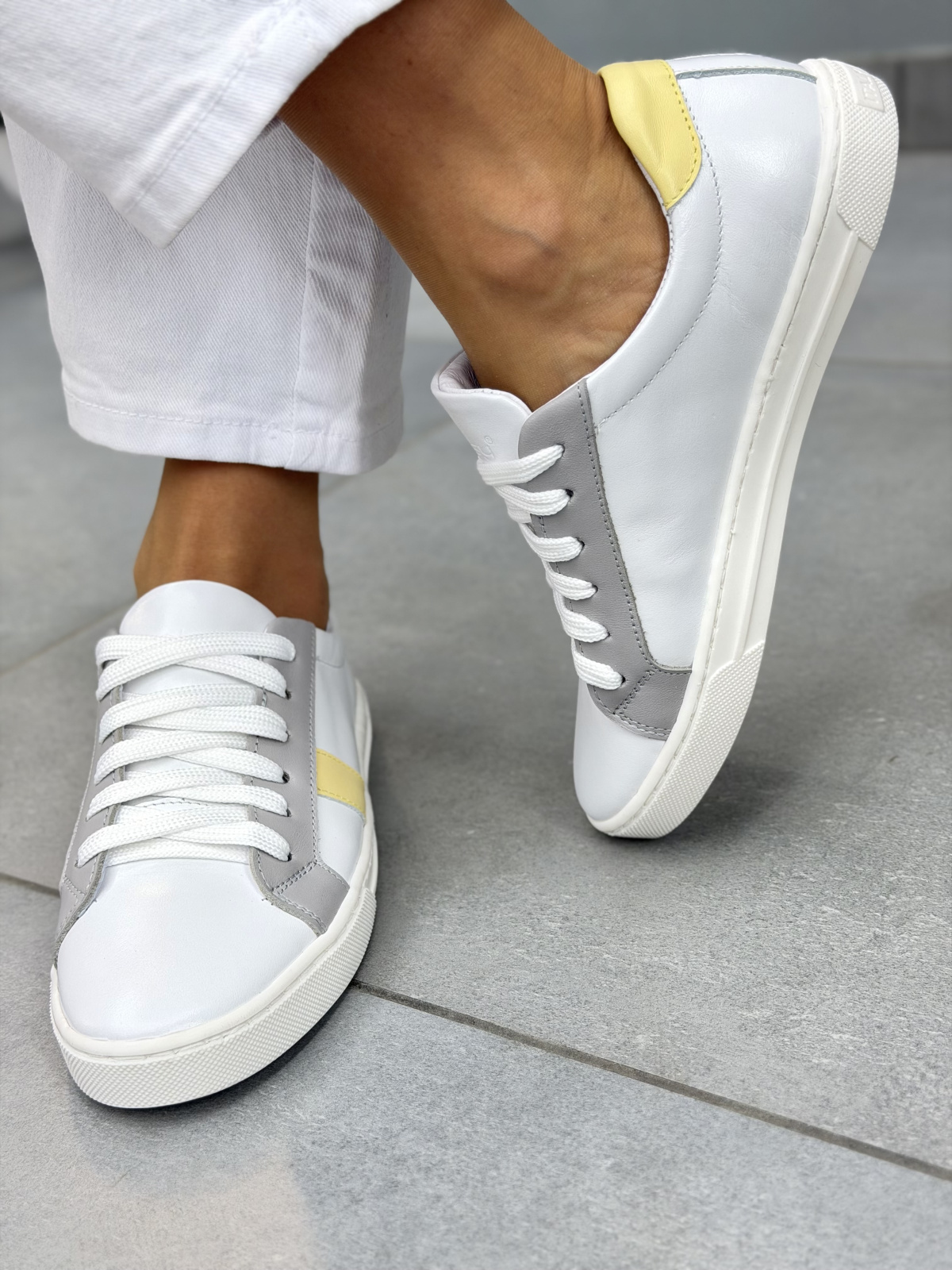 Białe sneakersy damskie OLEKSY skórzane z żółtym akcentem casual