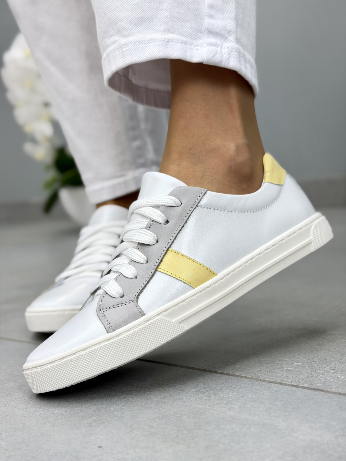 Białe sneakersy damskie OLEKSY skórzane z żółtym akcentem casual
