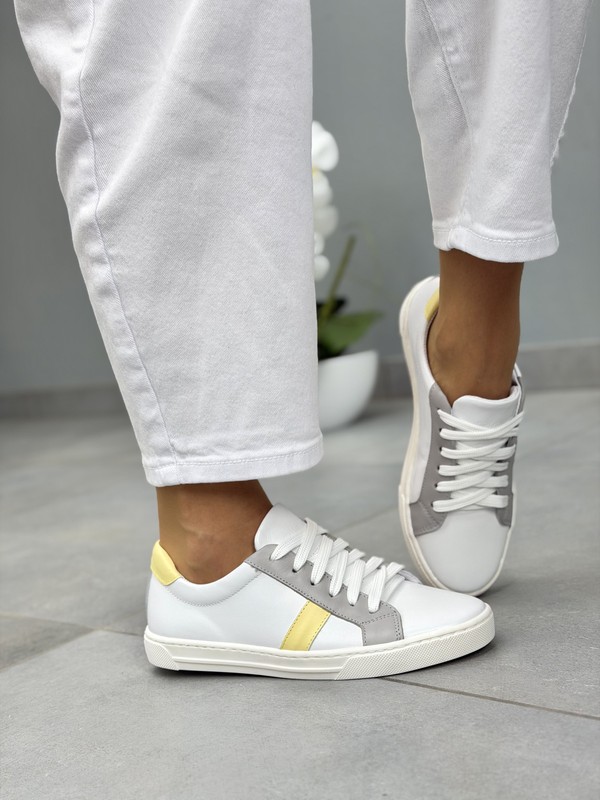 Białe sneakersy damskie OLEKSY skórzane z żółtym akcentem casual
