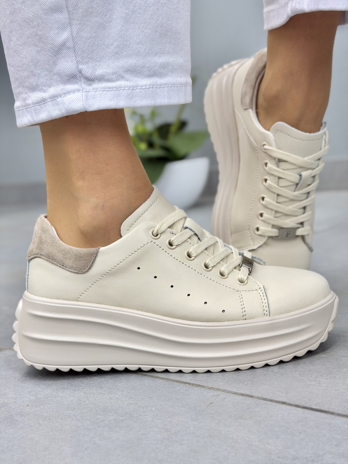 Beżowe sneakersy damskie skórzane na platformie casual